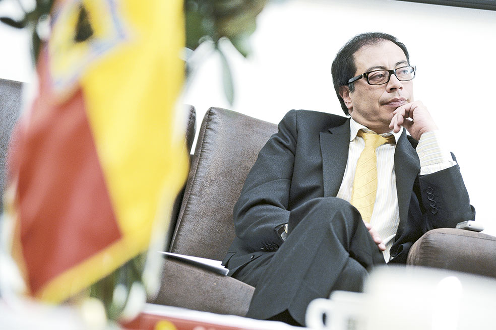 "Puede que roben, pero por las esquinas": Petro