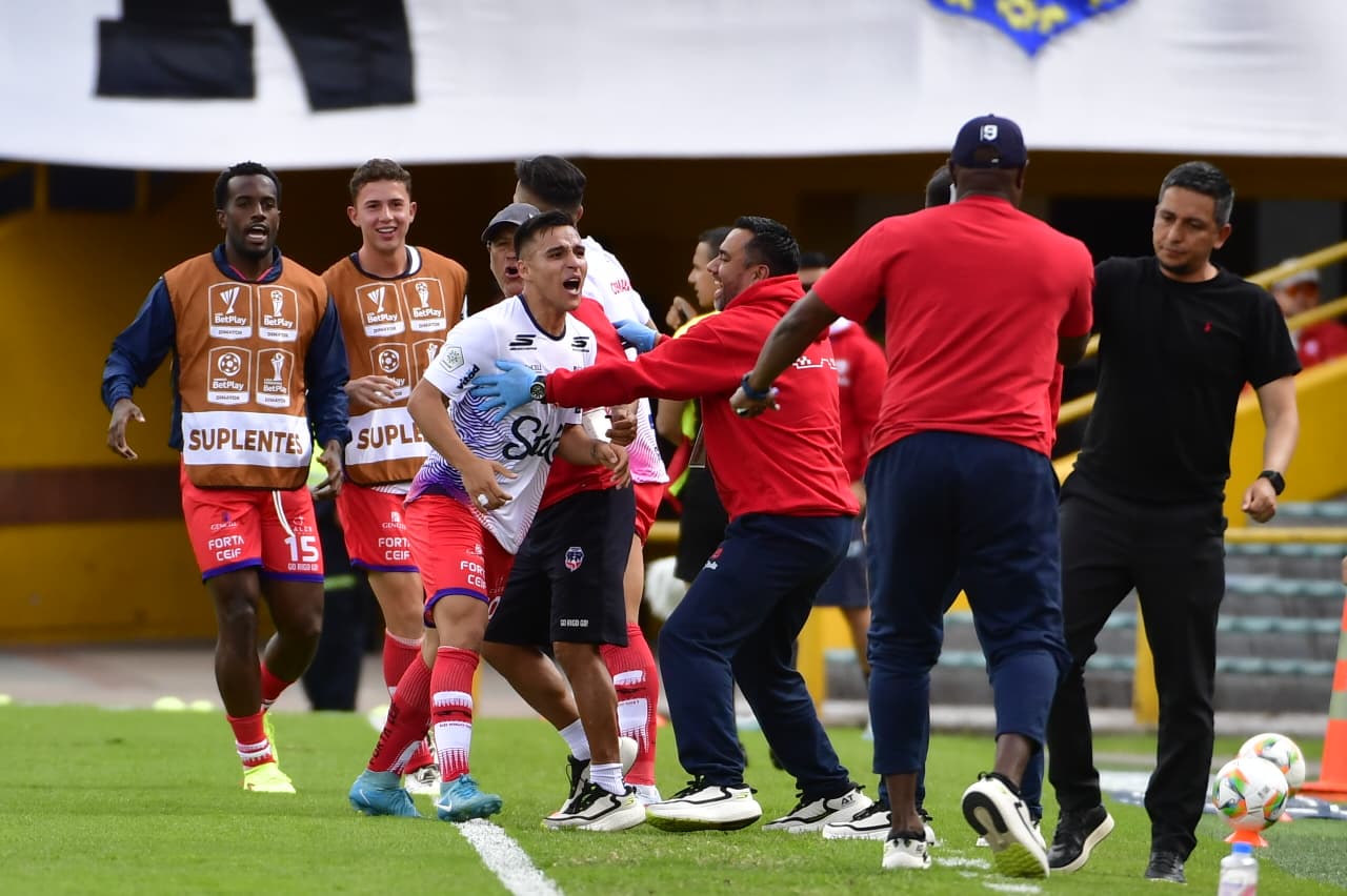 Millonarios venció 3–2 a Fortaleza en El Campín con tripleta de Beckham David Castro y logró un triunfo crucial que lo mantiene en la pelea por entrar al grupo de los ocho en la Liga BetPlay 2025. El equipo de Hernán Torres presionó alto, recuperó en campo rival y fue letal en los momentos clave, aunque volvió a fallar varias opciones claras. Fortaleza dominó la posesión y complicó en el cierre de cada tiempo con goles de Jhon Velásquez y Sebastián Valencia, este último de penalti en el 90+1, pero no pudo evitar que Millonarios le quitara el invicto.