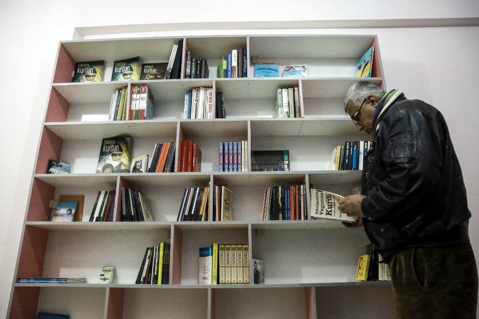 Condenan a cinco adolescentes racistas a leer libros