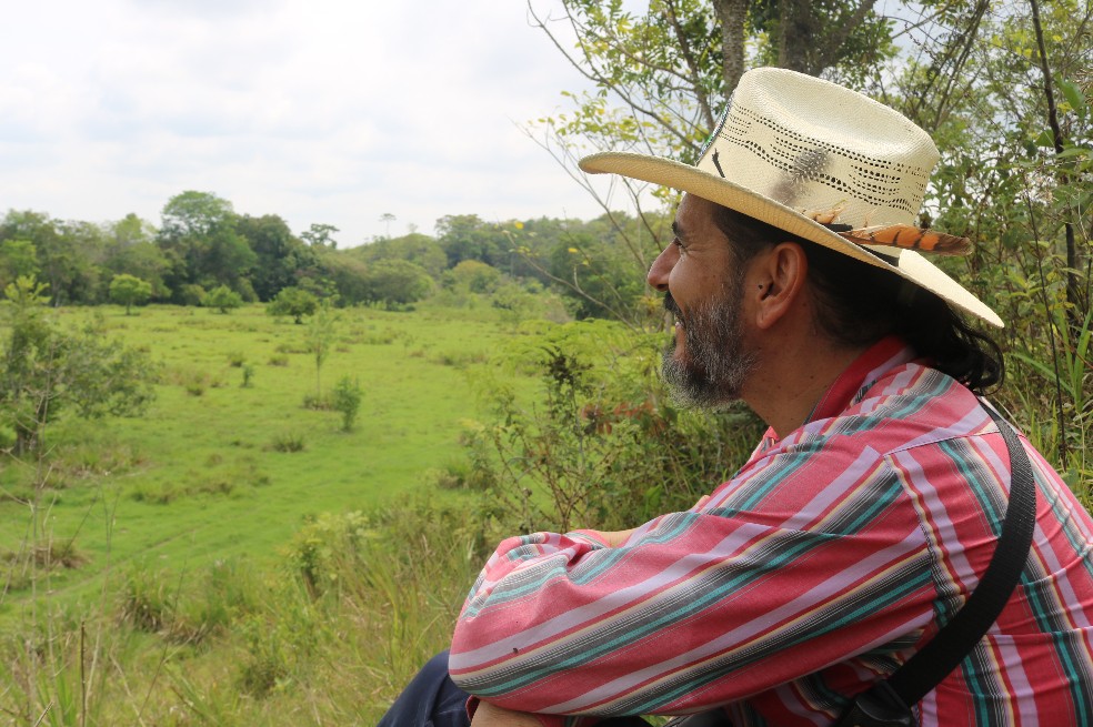 La ganadería regenerativa bajó a Román Jiménez del caballo; ahora recorre la hacienda a pie y contempla, detalladamente, cada cambio en El Pajuil. La observación es primordial en la práctica de la ganadería regenerativa.