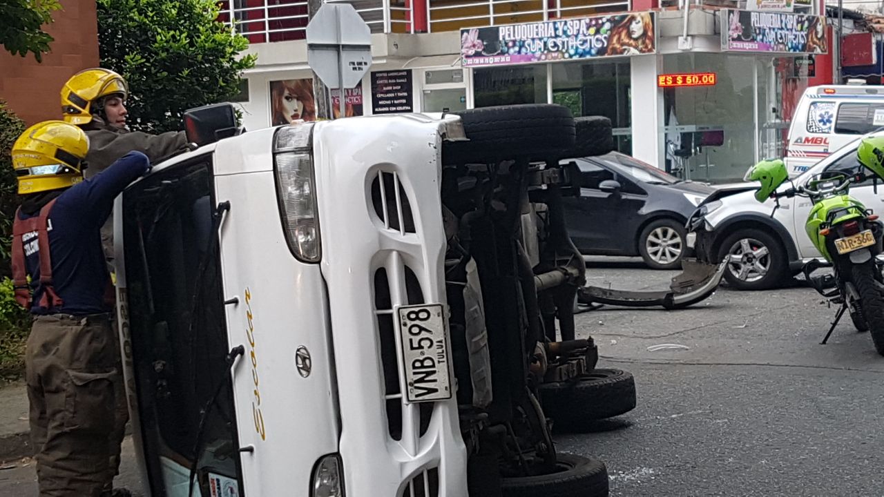 Bus escolar terminó volcado tras un accidente de tránsito en Cali