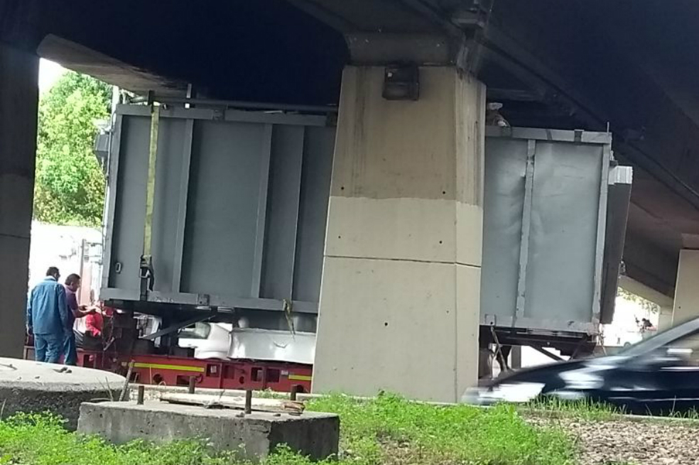 ¡Vuelve y juega! Tractomula quedó atascada bajo un puente vehicular en Bogotá