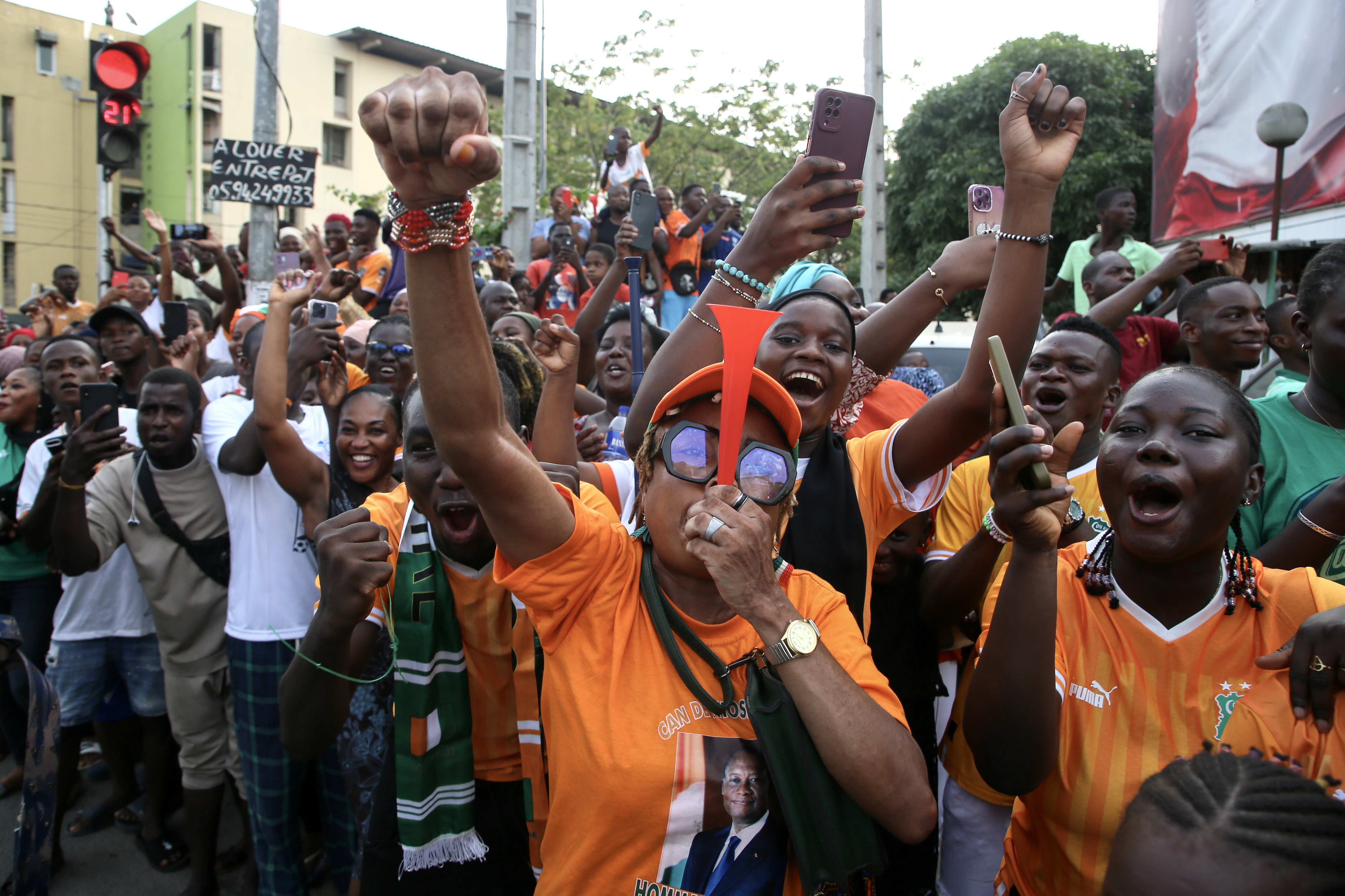 Abidjan (Cote D''ivoire), 12/02/2024.- Supporters of the Ivory Coast football team, winners of the 2023 Africa Cup of Nations title, celebrate as players parade through the city as part of the trophy parade, in Abidjan, Ivory Coast, 12 February 2024. Ivory Coast on 11 February won the CAF 2023 Africa Cup of Nations final against Nigeria to become African champion for the 3rd time. (Costa de Marfil) EFE/EPA/LEGNAN KOULA