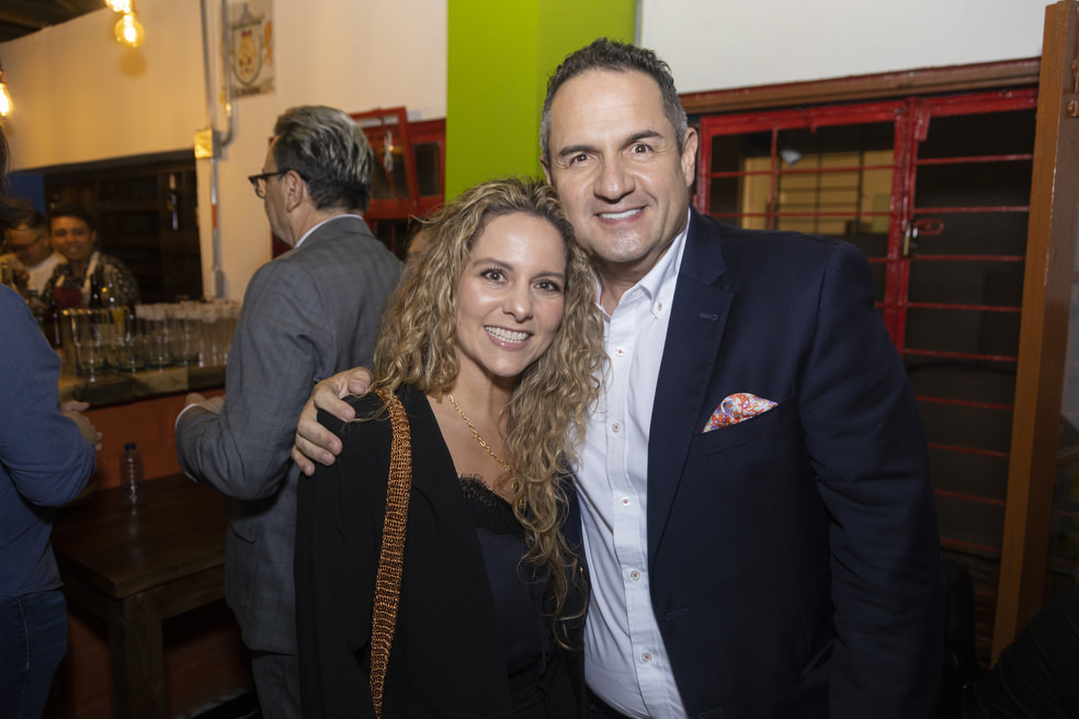 Lanzamiento Bijao Y Malanga
Fomentar la cultura y la tradicion colombiana a través de la cocina, el arte y la música es la experien- cia que se le entregará a cada comensal. Bogotá, 14 de junio de 2022, Orlando Liñan, cantante vallenato reconocido como ‘El timbre original’ y por interpre- tar a Diomedes Díaz en su bionovela y Luz Dary Cogollo cocinera de tradición y famosa protagonizar un capítulo de Street Food Latinoamérica, la miniserie documental de Netflix son los encarga- dos de darle vida al nuevo restaurante de comida colombiana llamado Bijao & Malanga.