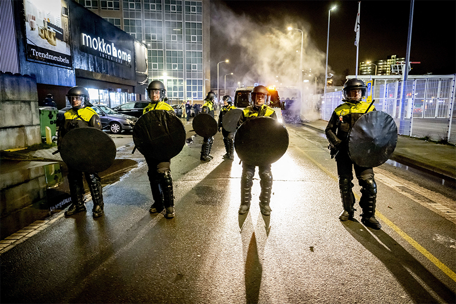 Seis policías heridos y 13 sospechosos detenidos en disturbios en La Haya