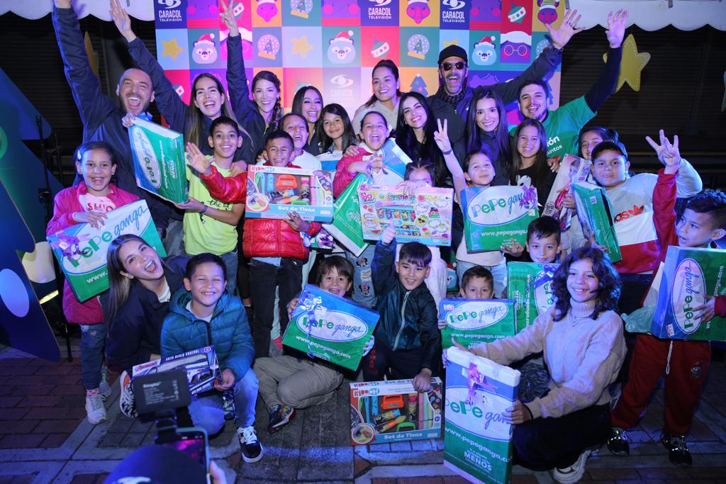 Talento Caracol TV disfrutó de la ciclovía nocturna y entregó regalos a niños
