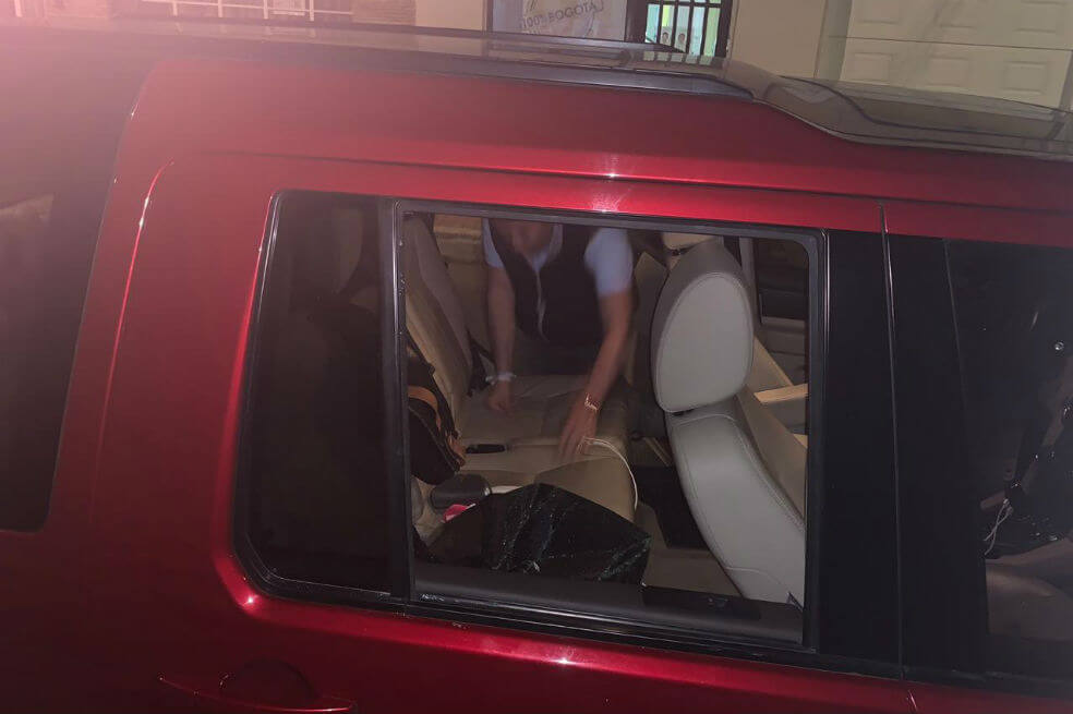 A candidato al Concejo de Bogotá le rompieron el vidrio del carro y le robaron el computador