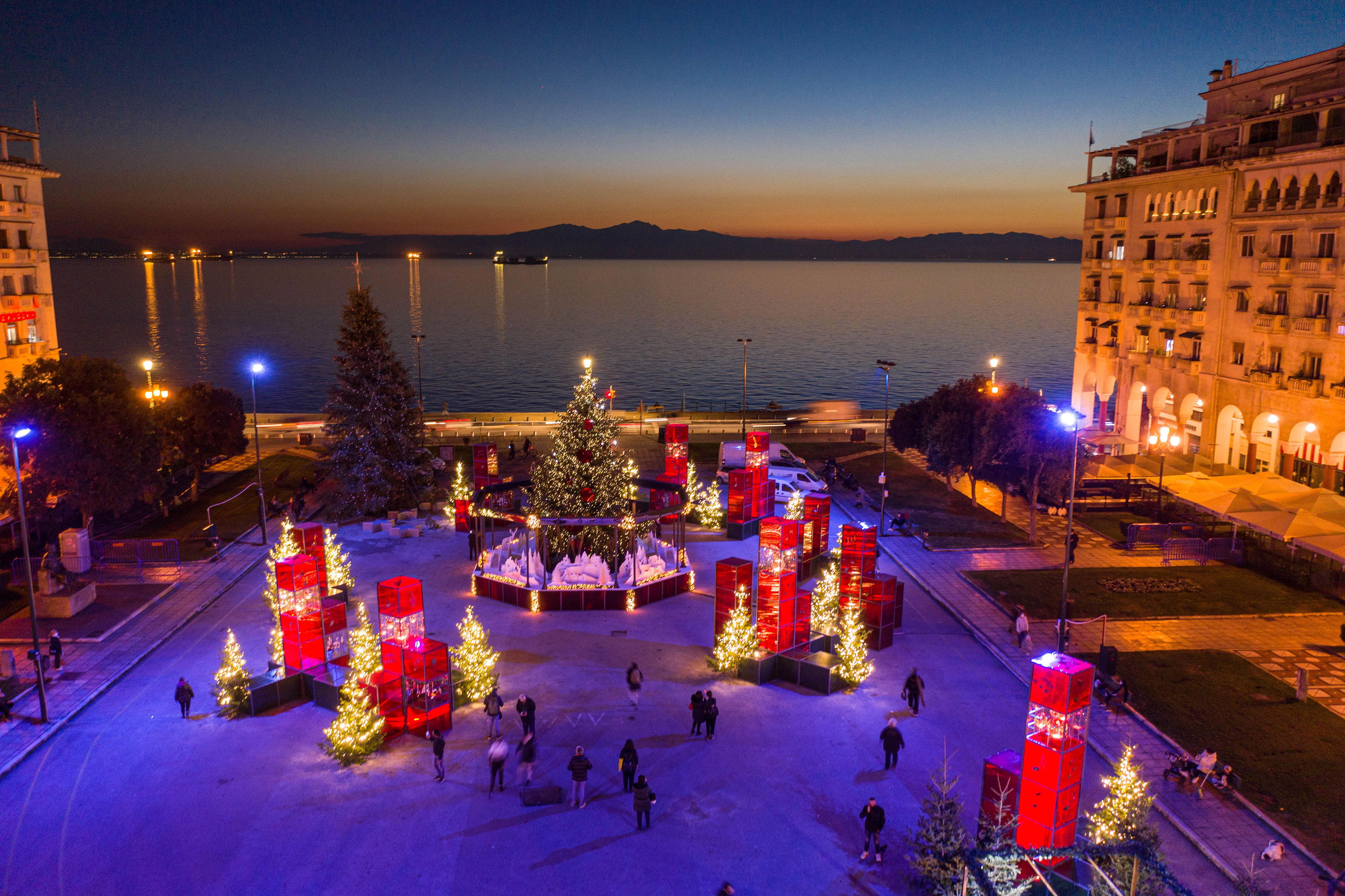 Vista aérea de la decoración navideña en la plaza Aristóteles en el centro de Salónica, norte de Grecia.