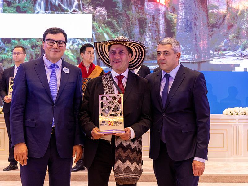 El viceministro de Turismo de Colombia, Arturo Bravo, recibe los reconocimientos por los mejores pueblos para el turismo de Filandia y Zapatoca, en compañía de Aziz Abdukhakimov - Ministro de Ecología, Protección Ambiental y Cambio Climático de la República de Uzbekistán y el secretario general de la OMT, Zurab Pololikashvili.