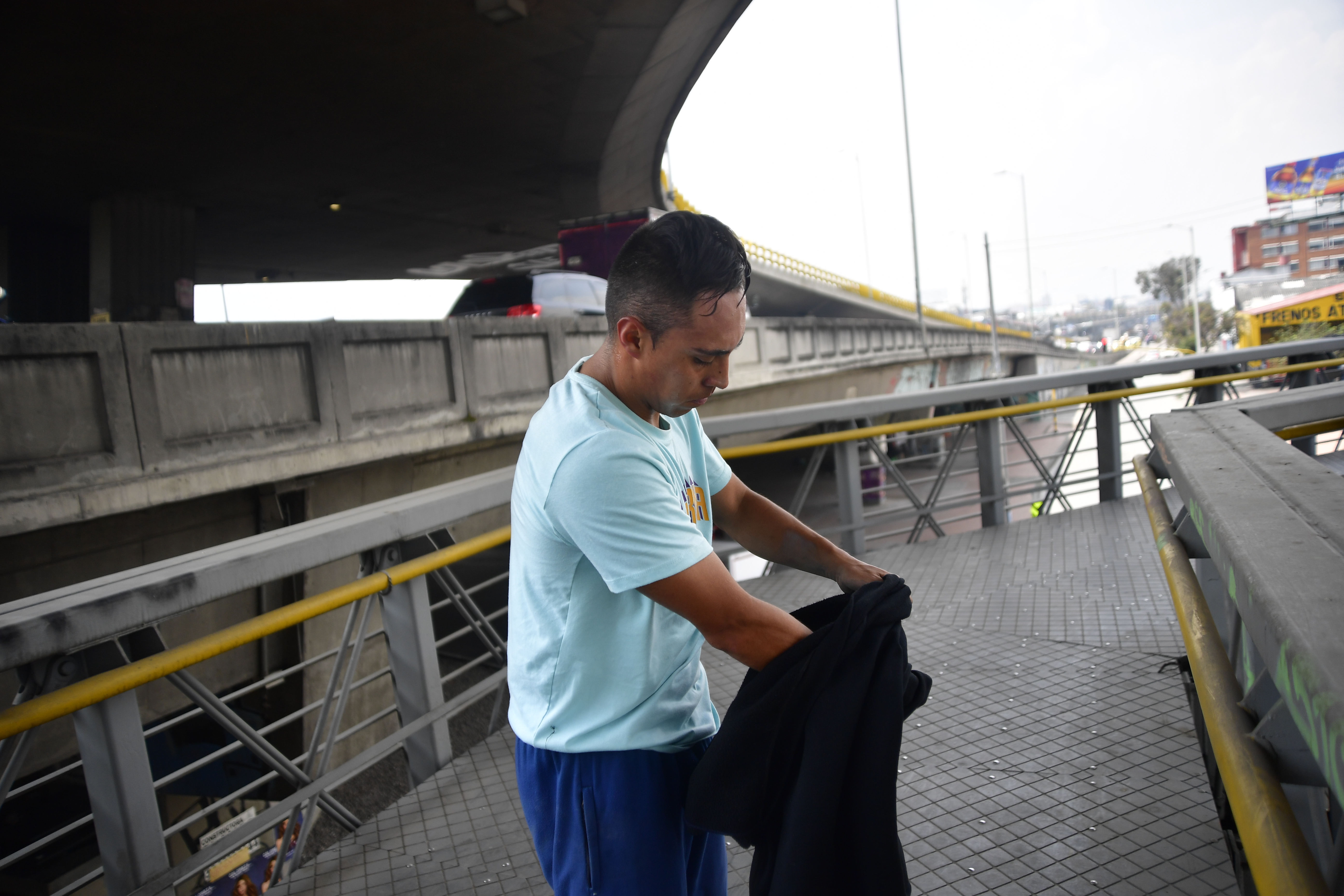 Joven que practica este deporte en las calles de Bogotá