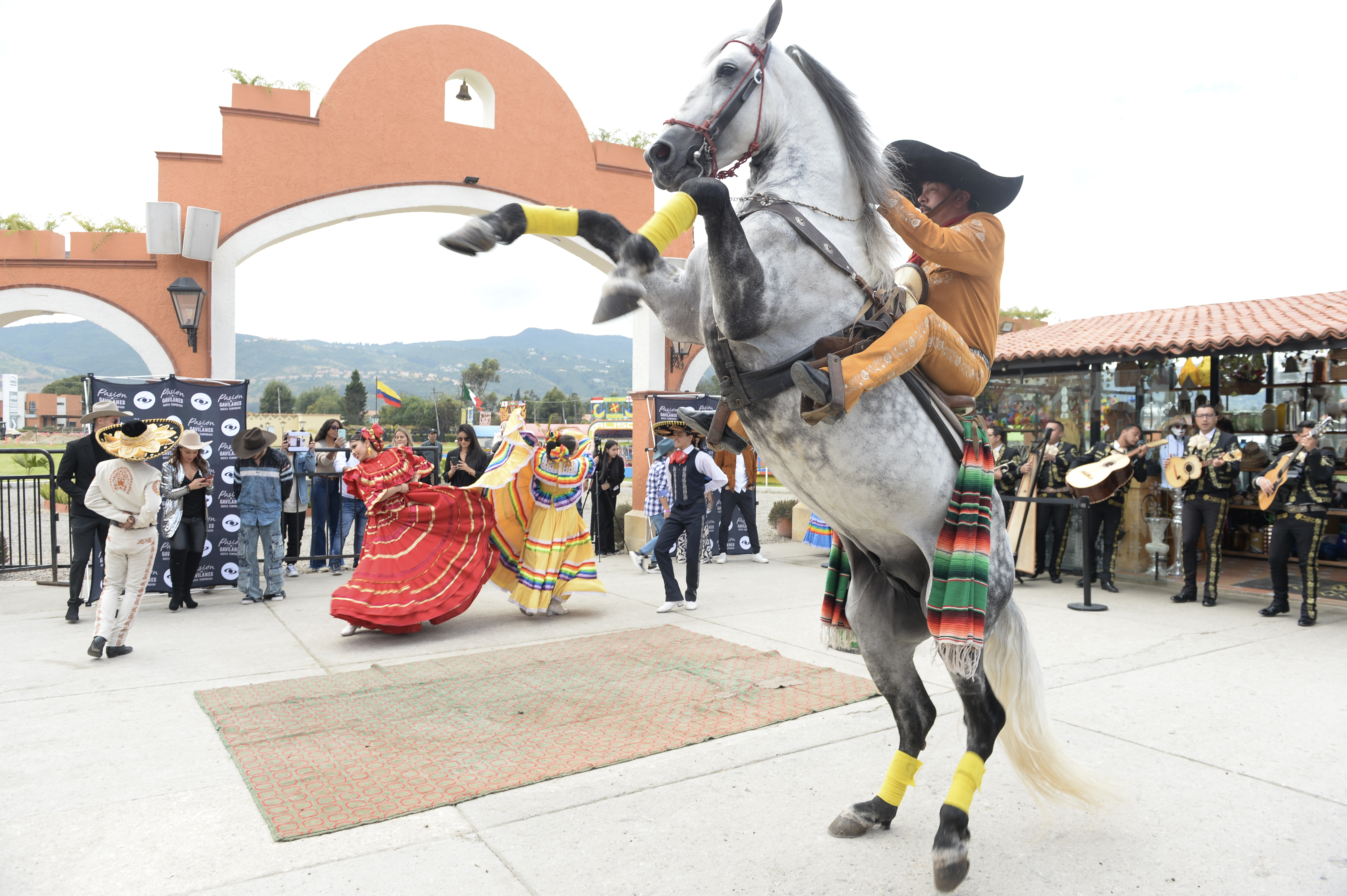 Como parte del evento de lanzamiento de la segunda temporada de Pasión de Gavilanes, los actores y prensa disfrutaron de un show de caballos con mariachis.