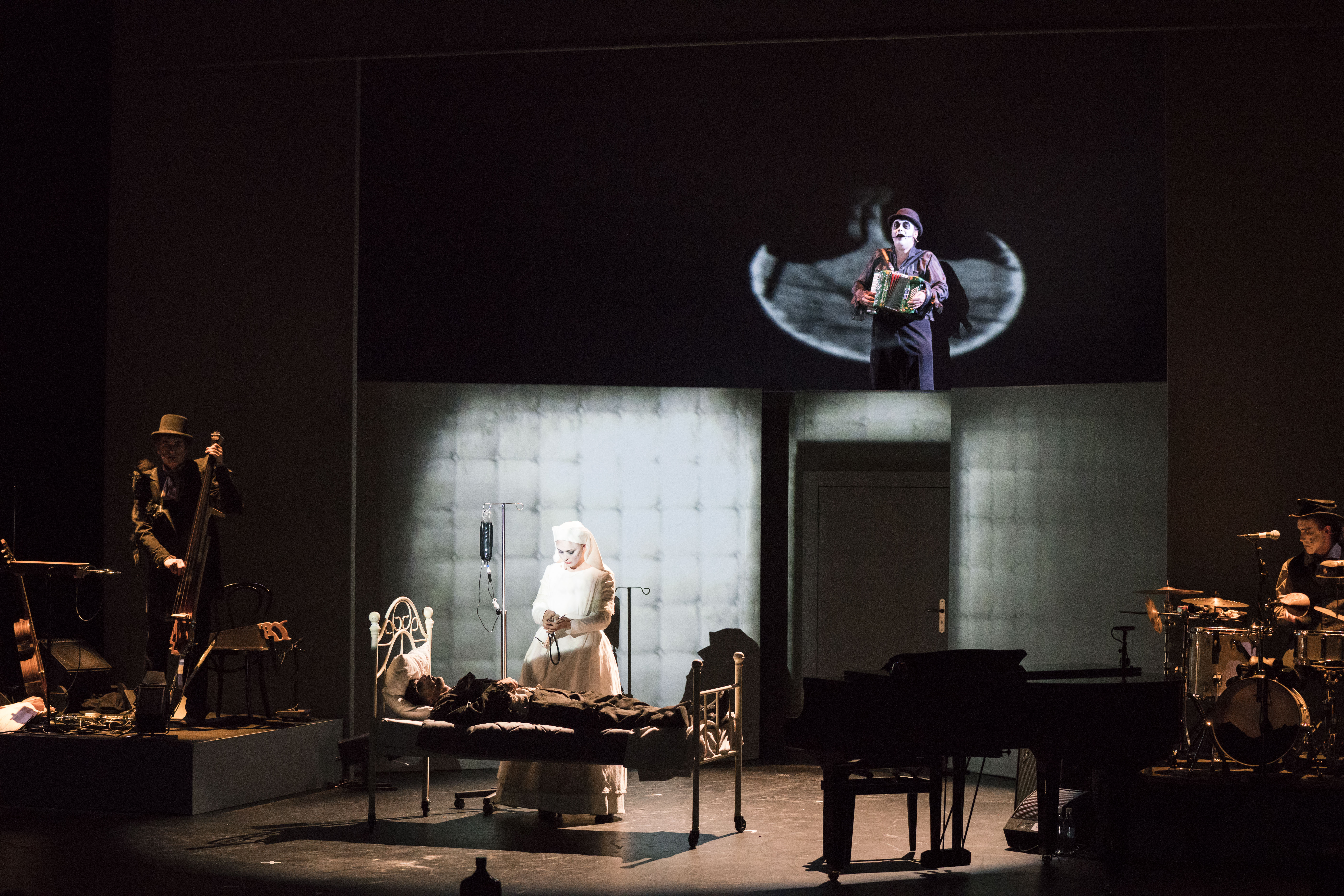 Un viaje turbio por la vida de Edgar Allan Poe en el Teatro Colón