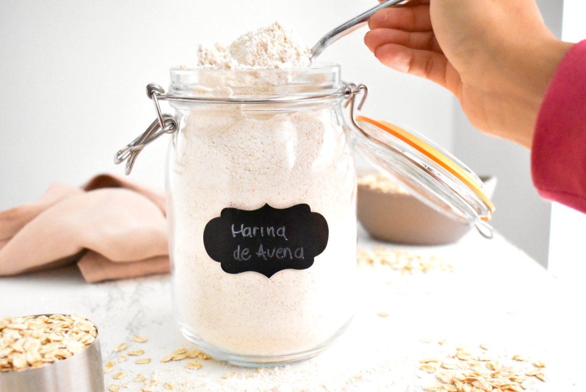 Lleva la avena en una licuadora de alta potencia y licúa a velocidad alta hasta que obtengas una harina fina y pulverizada.
