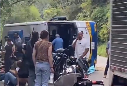 Imagen del video de redes sociales en el que registraron el bus accidentado.