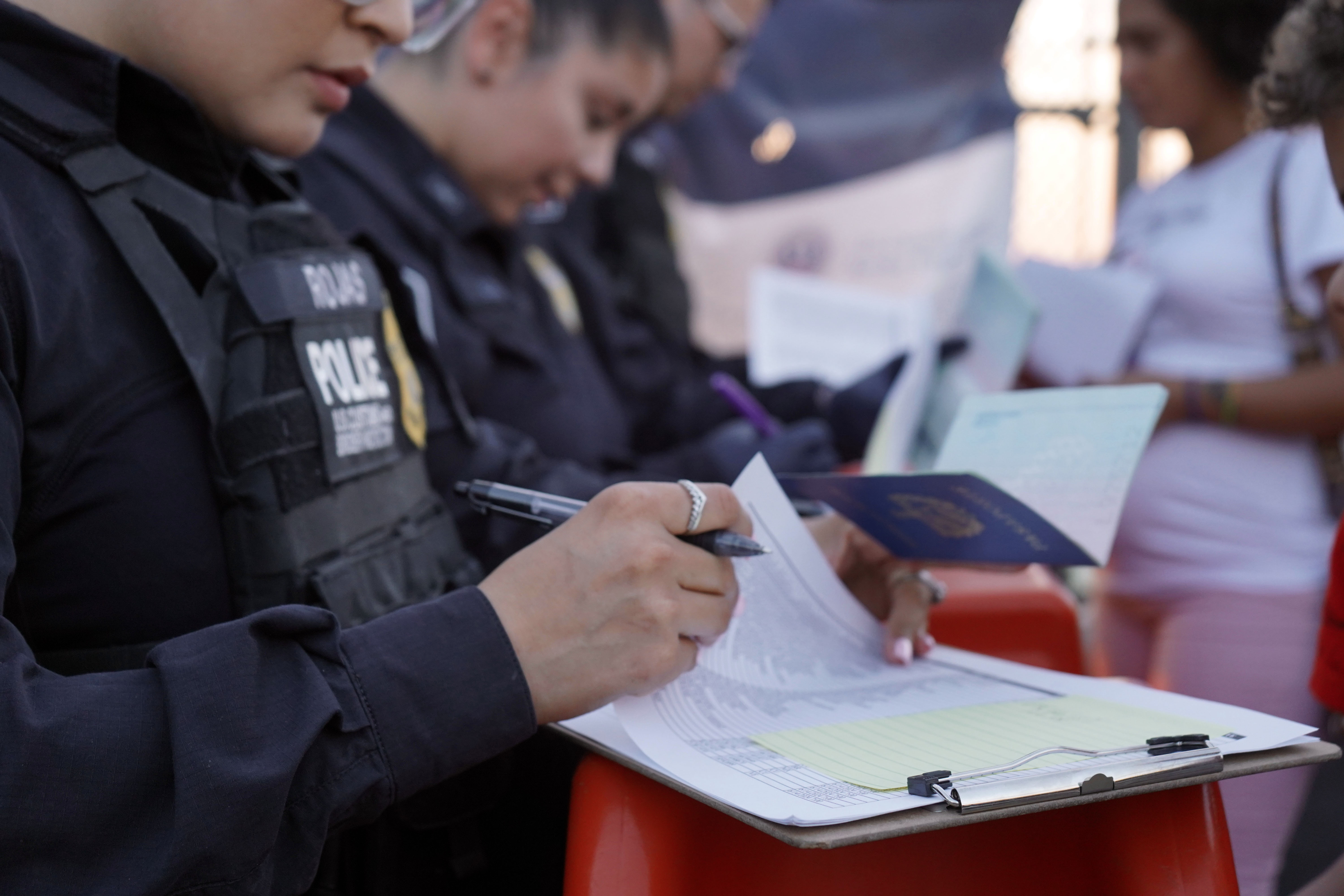 Nueva medida para regularizar migrantes en Estados Unidos, ¿a quiénes beneficia?