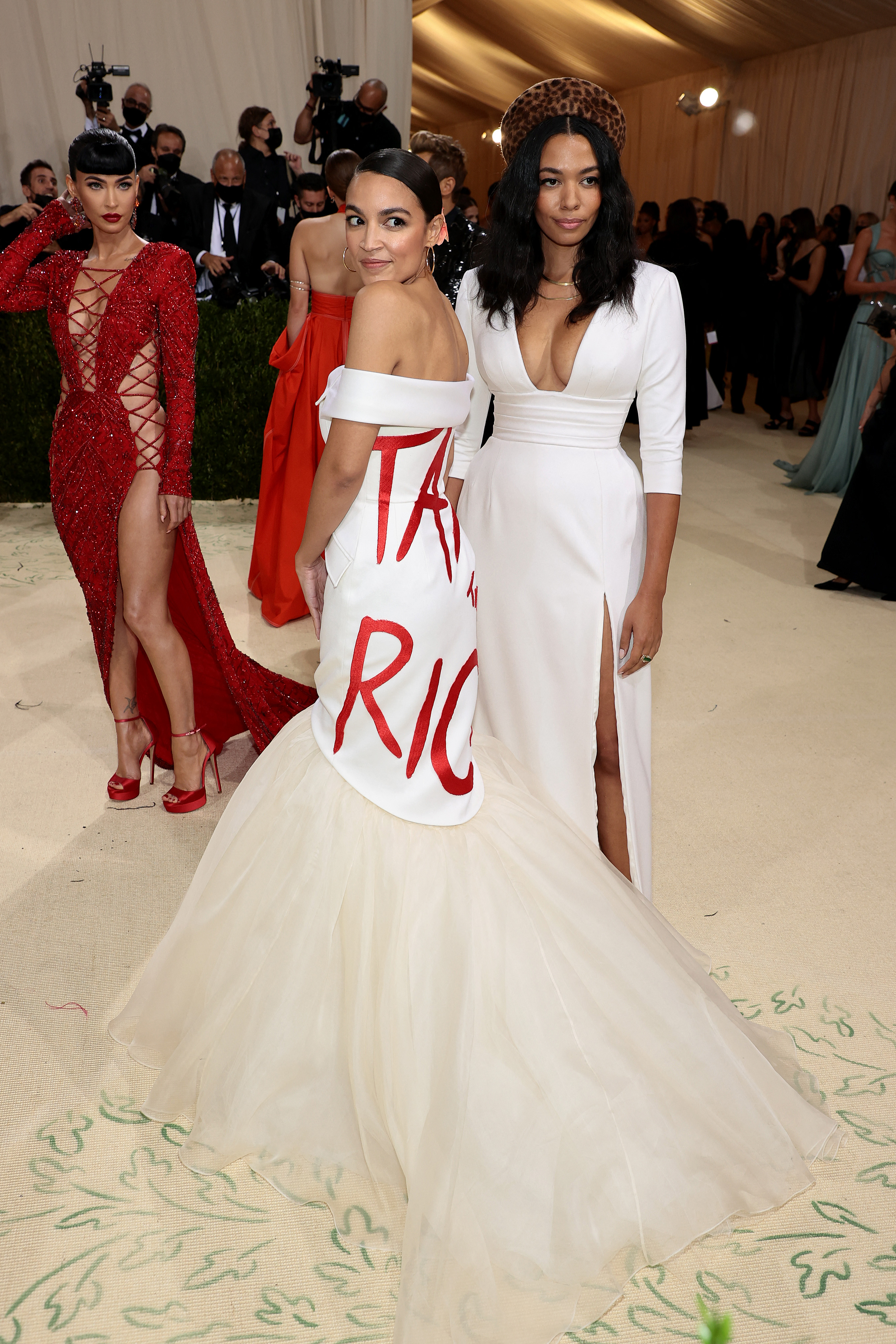 La congresista estadounidense Alexandria Ocasio-Cortez lució un vestido blanco de Brother Vellies.