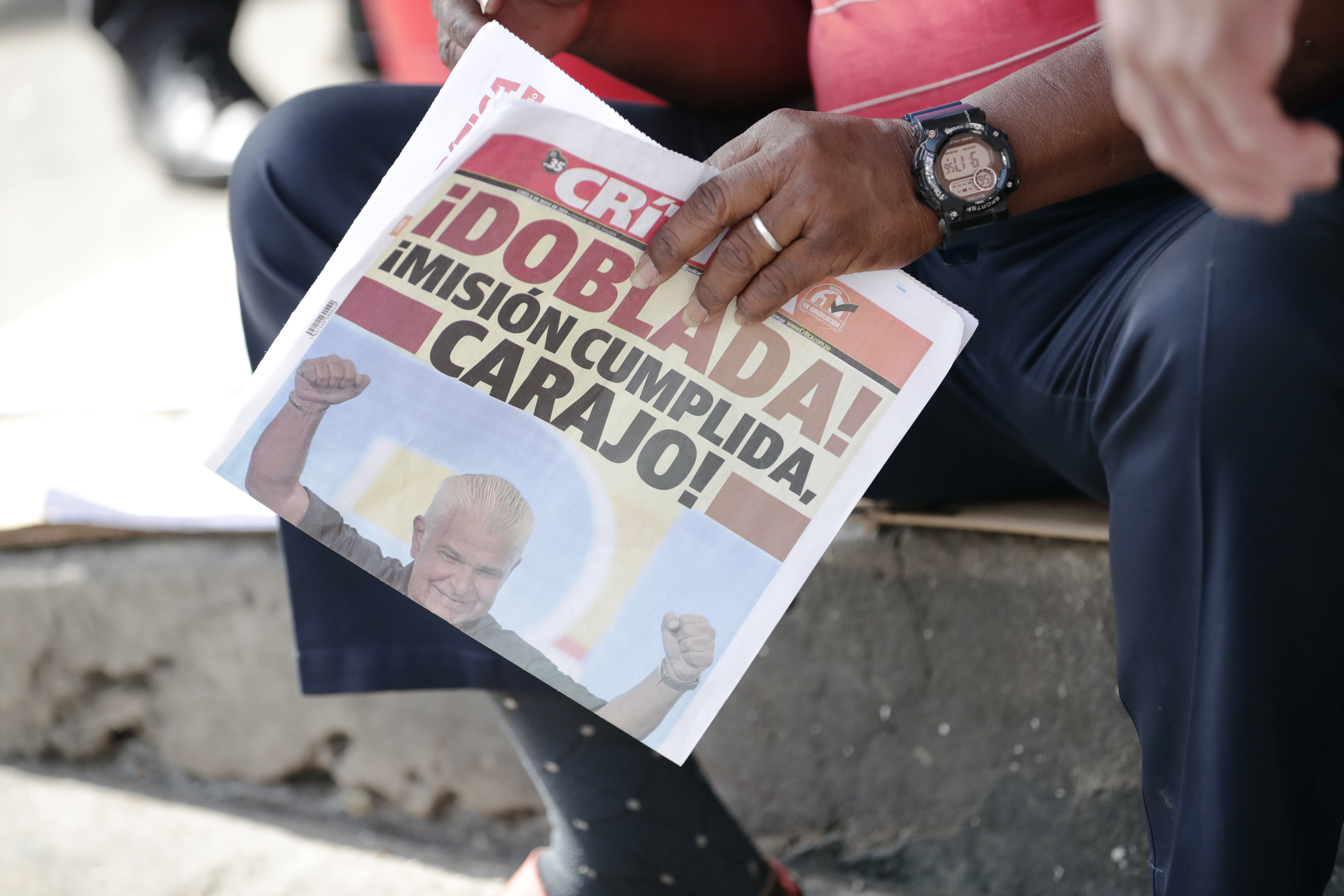 AME4042. CIUDAD DE PANAMÁ (PANAMÁ), 06/05/2024.- Un hombre sostiene un periódico que informa la elección de José Raúl Mulino como presidente, este lunes en Ciudad de Panamá (Panamá). Con más del 90 % de los votos escrutados, Mulino logró un 34,4 % de las votos, frente al 25 % del antisistema Ricardo Lombana, del Movimiento Otro Camino (Moca), el 16 % del expresidente Martín Torrijos (2004-2009), del Partido Popular (PP), y el 11,2 % alcanzado por Rómulo Roux, de Cambio Democrático (CD). EFE/ Bienvenido Velasco