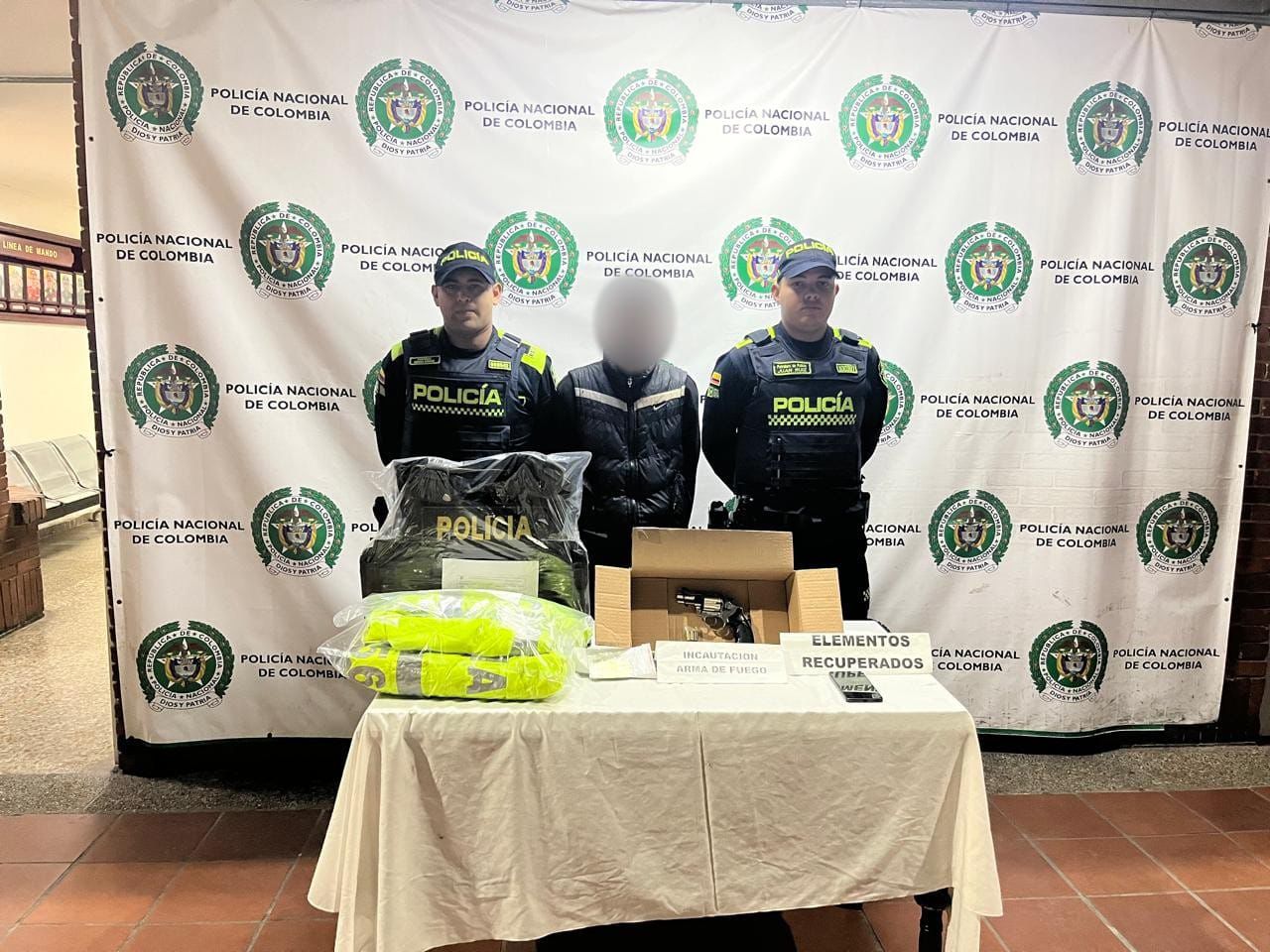 Robaban a menores de edad y ocultaban prendas de la Policía en su vivienda
