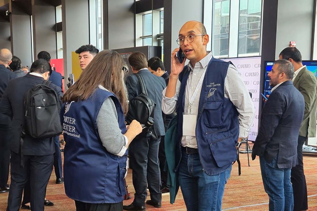 Los delegados del Centro Carter se identificaron con chalecos azules y participaron activamente en las actividades de observación. La organización hace parte de las 26 misiones acreditadas que acompañaron el proceso electoral en Colombia.