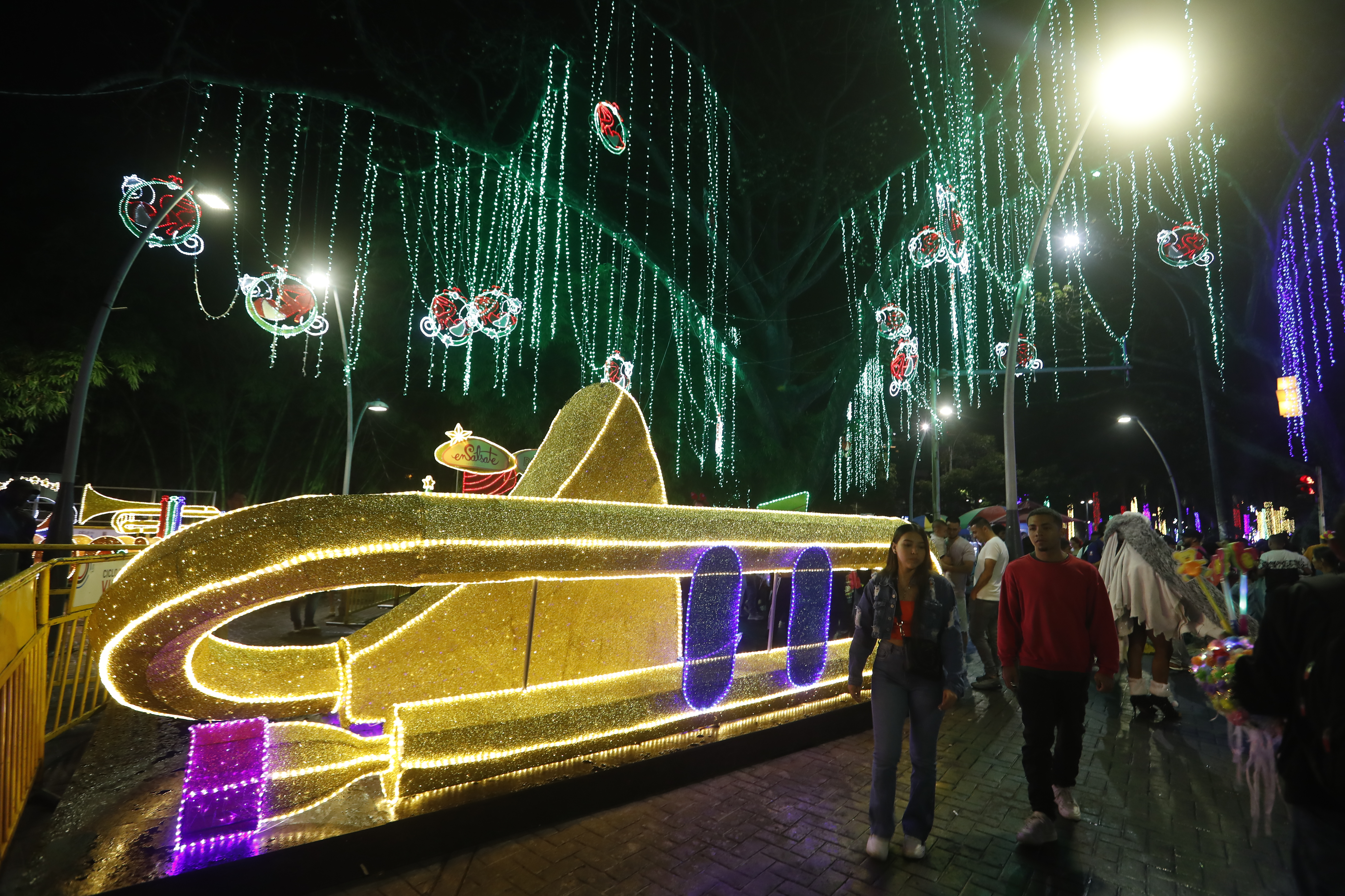 AME2564. CALI (COLOMBIA), 06/12/2023.- Fotografía que muestra el alumbrado navideño hoy en Cali (Colombia). El tradicional Bulevar del Río Cali es el lugar escogido para que los caleños y visitantes, disfruten con las luces que adornan este espacio, con figuras alusivas a la salsa. EFE/Ernesto Guzmán