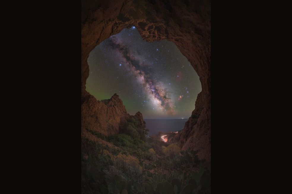 “Doble arco de la Vía Láctea sobre el Cervino” de Angel Fux. Esta imagen captura la rara Vía Láctea de Doble Arco. Fue tomada desde Zermatt, Suiza.