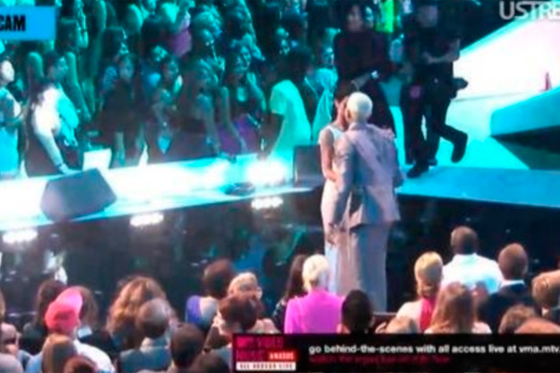 Rihanna se besa con Chris Brown en la gala de los MTV