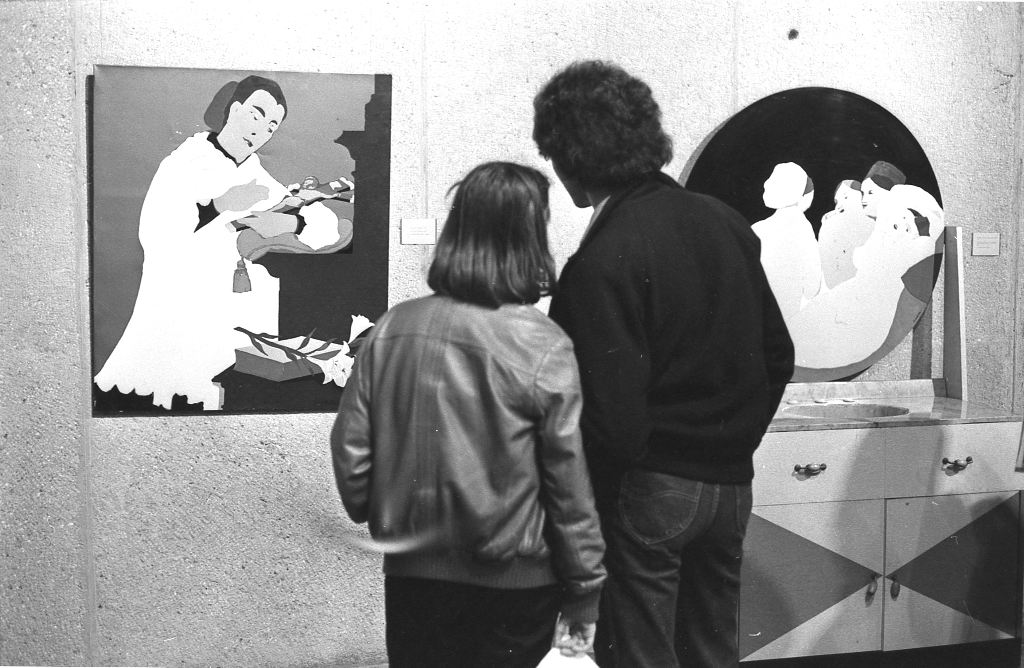 Pareja observa la obra de Beatriz González. A la derecha una de sus intervenciones a un tocador. Abril de 1984.