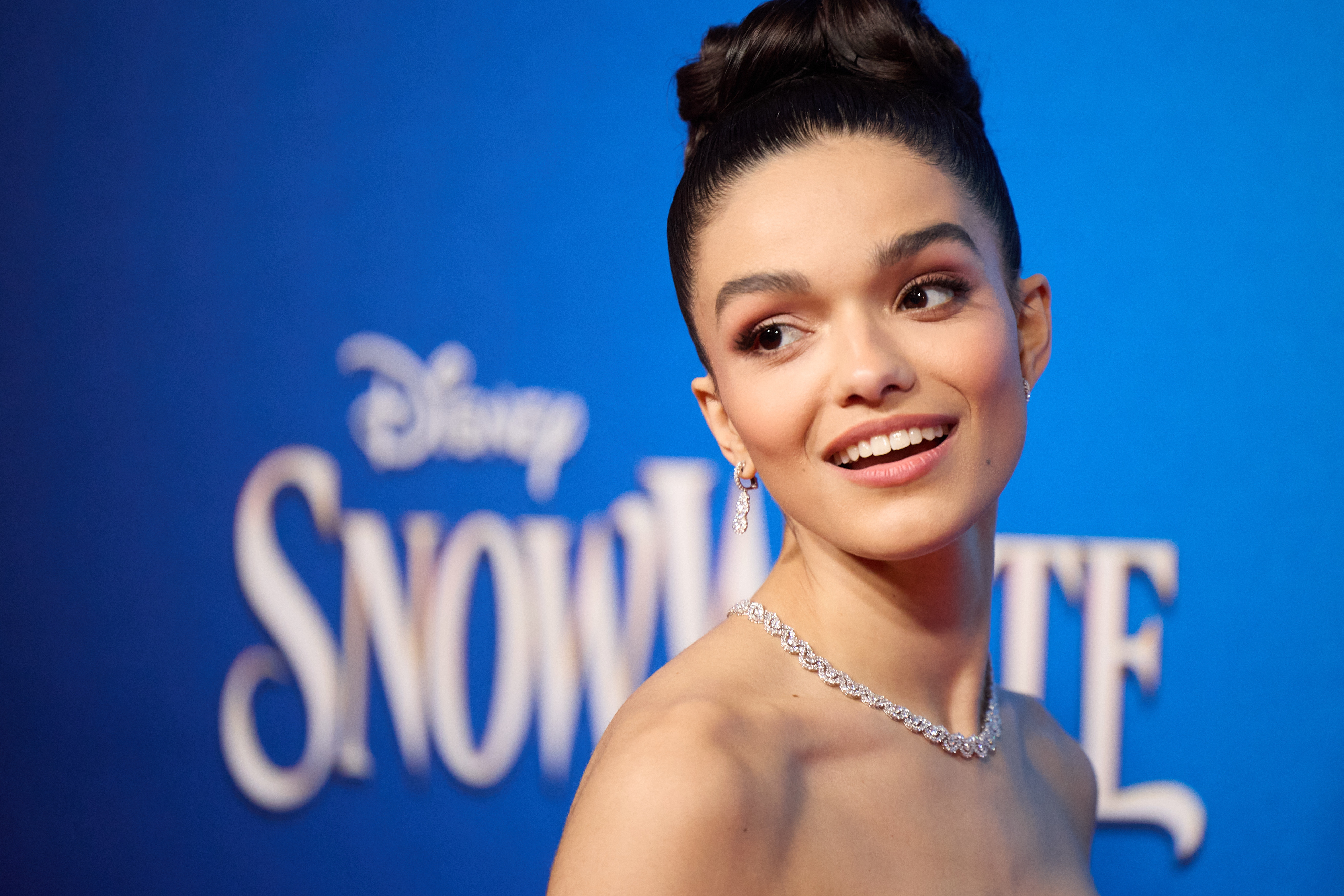 LOS ANGELES (United States), 15/03/2025.- Rachel Zegler arrives to the premiere of Disney’s 'Snow White' at El Capitan in Los Angeles, California, USA, 15 March 2025. EFE/EPA/ALLISON DINNER