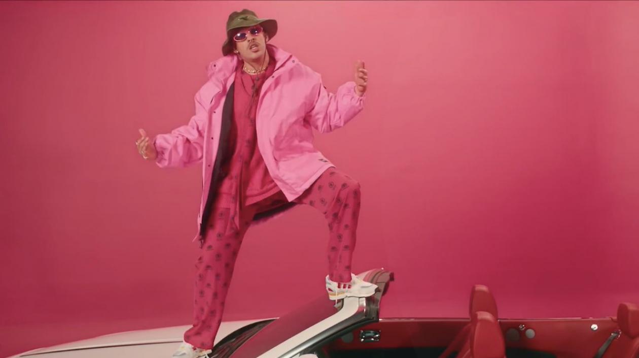 Bad Bunny lanza el video de “Hoy cobré”, junto a Snoop Dogg