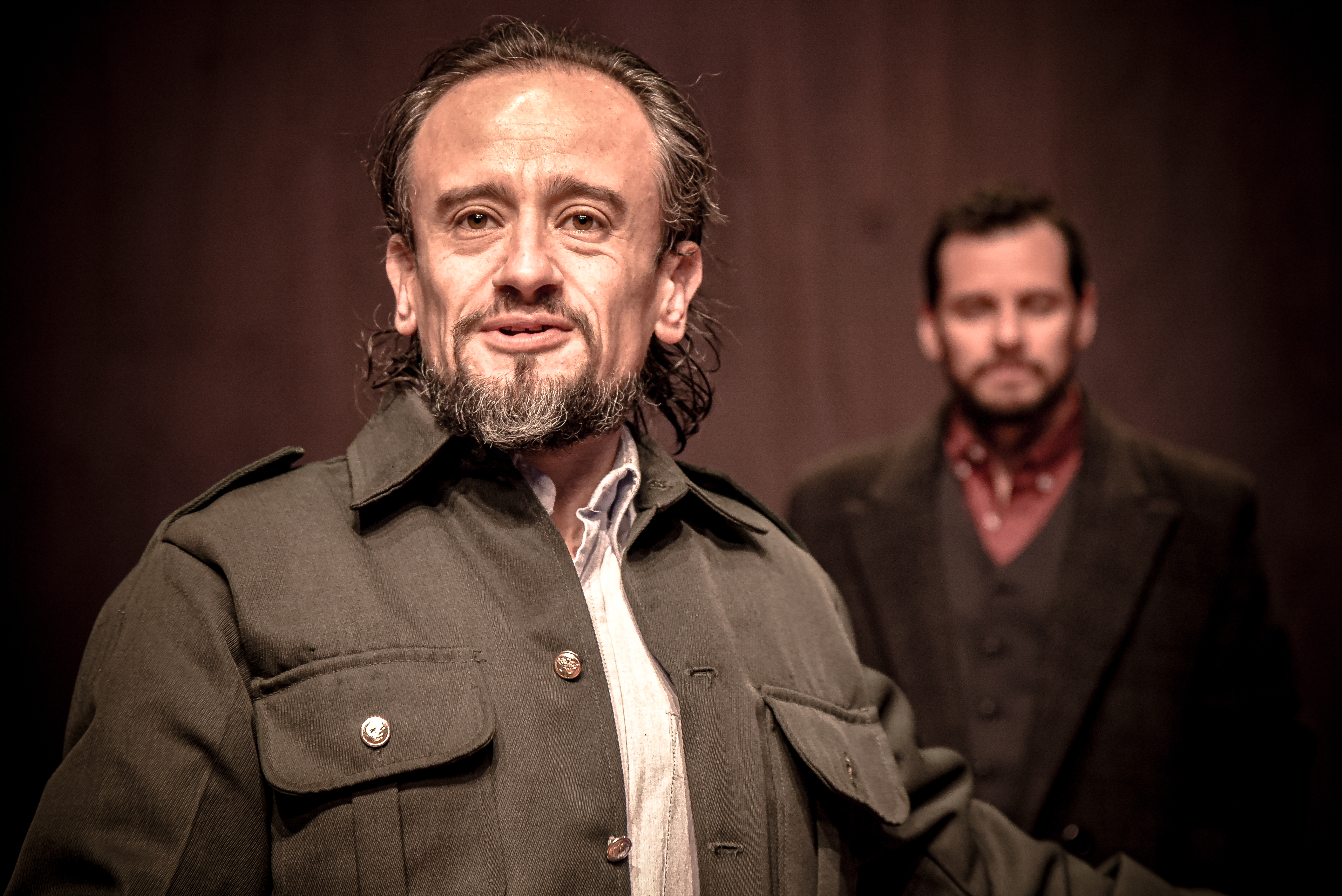 Bernardo Jaramillo en "El pato salvaje", que representa la cima del teatro de Ibsen por la ironía de su expresión, su tensión dramática, y su simbolismo que la abre a múltiples lecturas.
