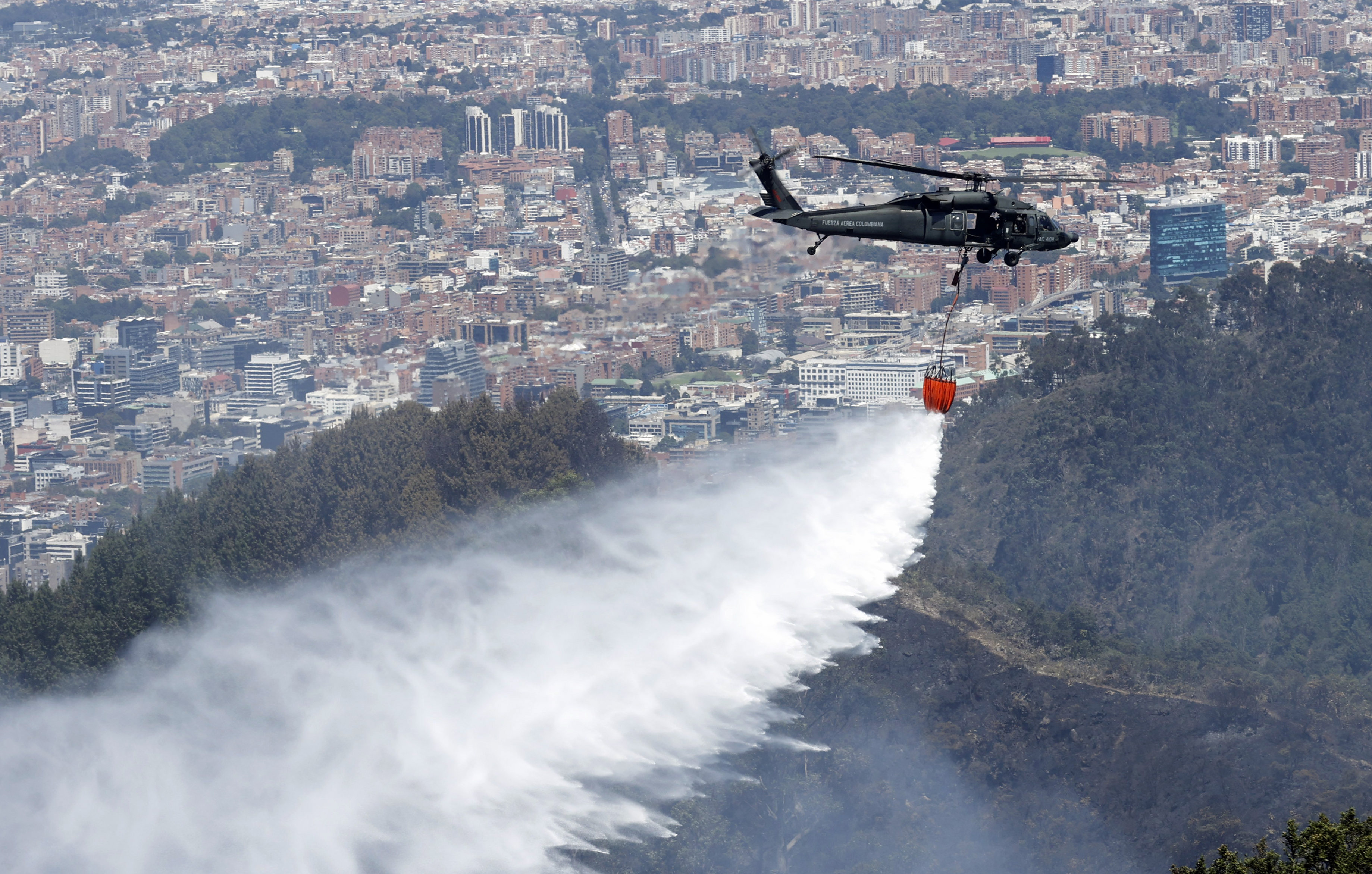 Incendio en los cerros está controlado: persisten focos en zonas de difícil acceso