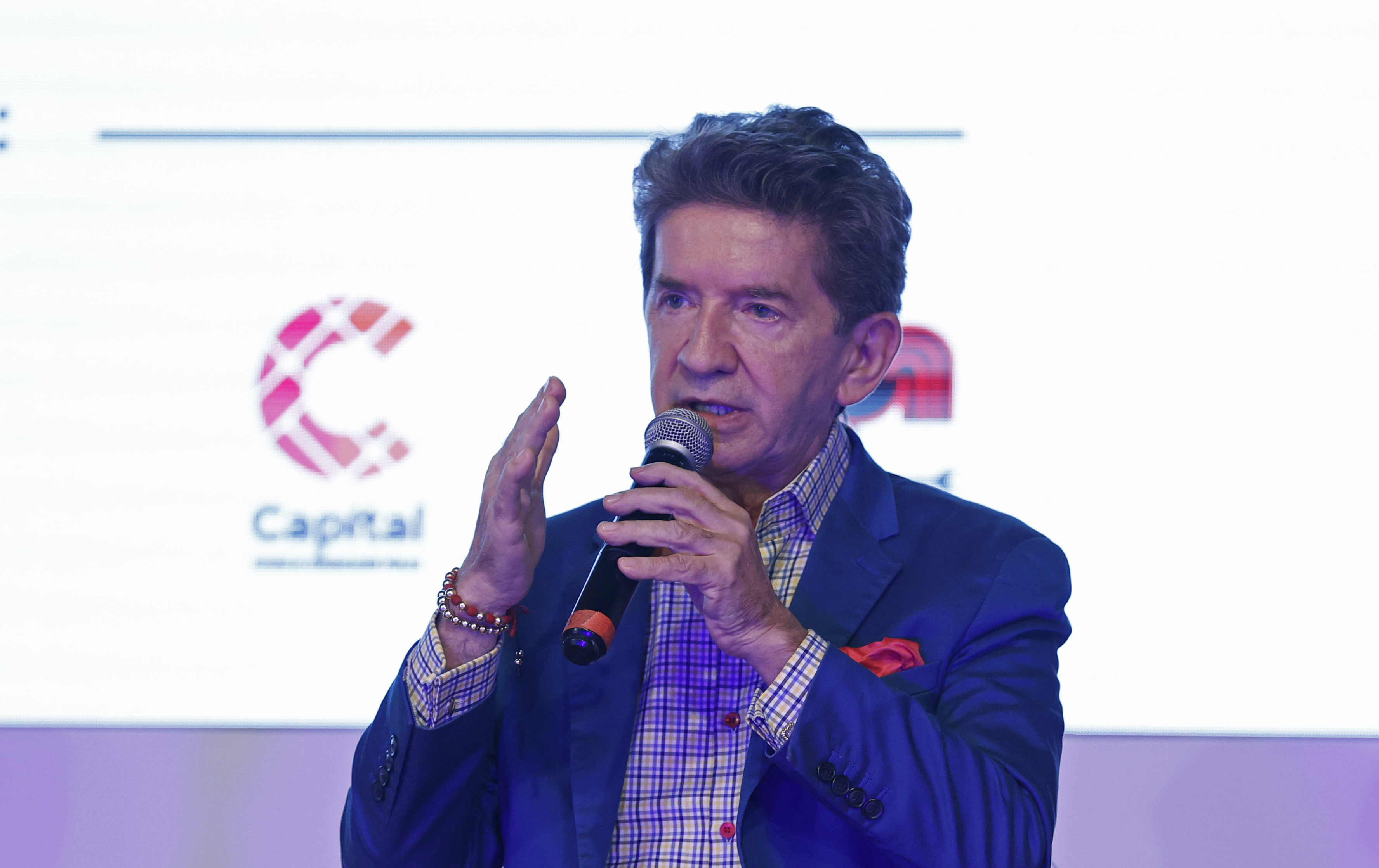 Luis Pérez, el candidato presidencial que personaliza sus camisas