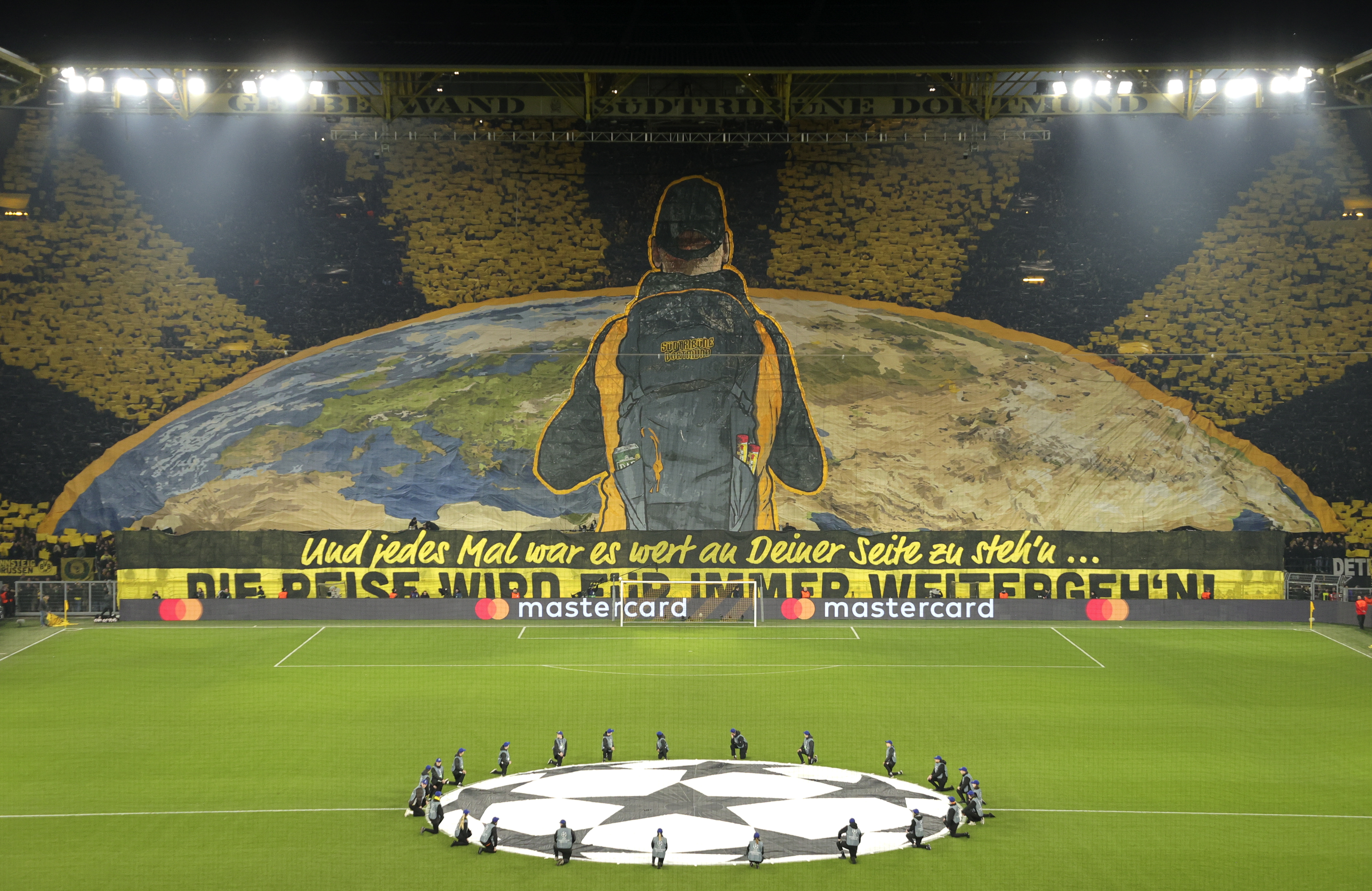 Dortmund (Germany), 15/02/2023.- A view of the choreography of the Dortmund's fans prior to the UEFA Champions League Round of 16, 1st leg match between Borussia Dortmund and Chelsea FC in Dortmund, Germany, 15 February 2023. (Liga de Campeones, Alemania, Rusia) EFE/EPA/Friedemann Vogel