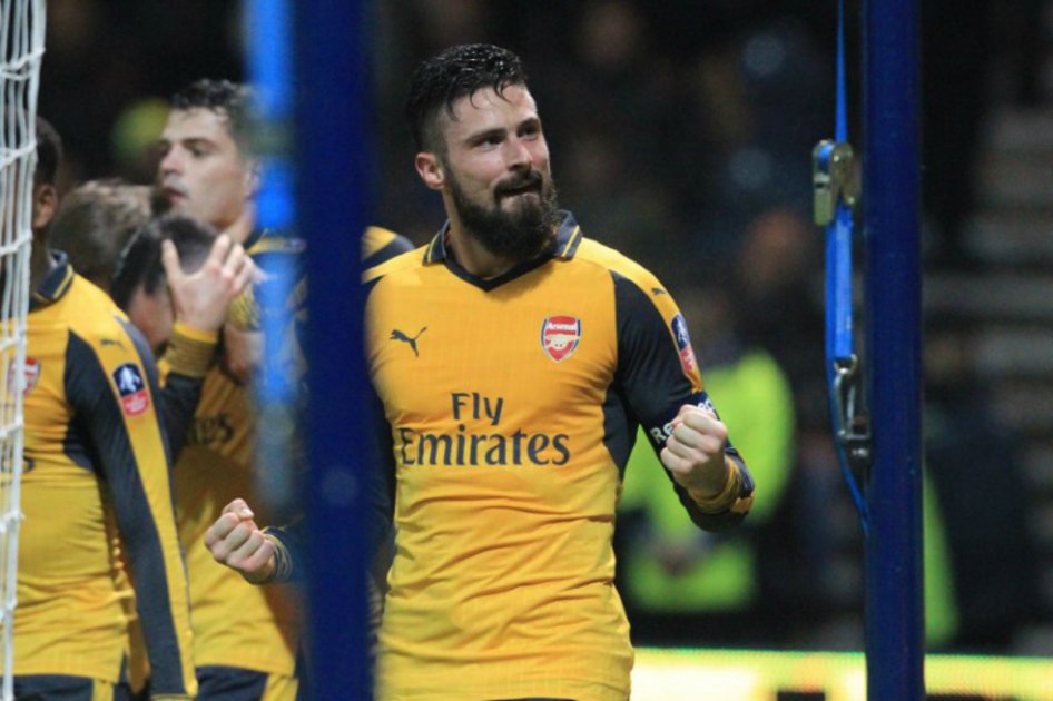 El delantero francés Oliver Giroud celebra el gol que le dio este sábado el triunfo al Arsenal. / AFP