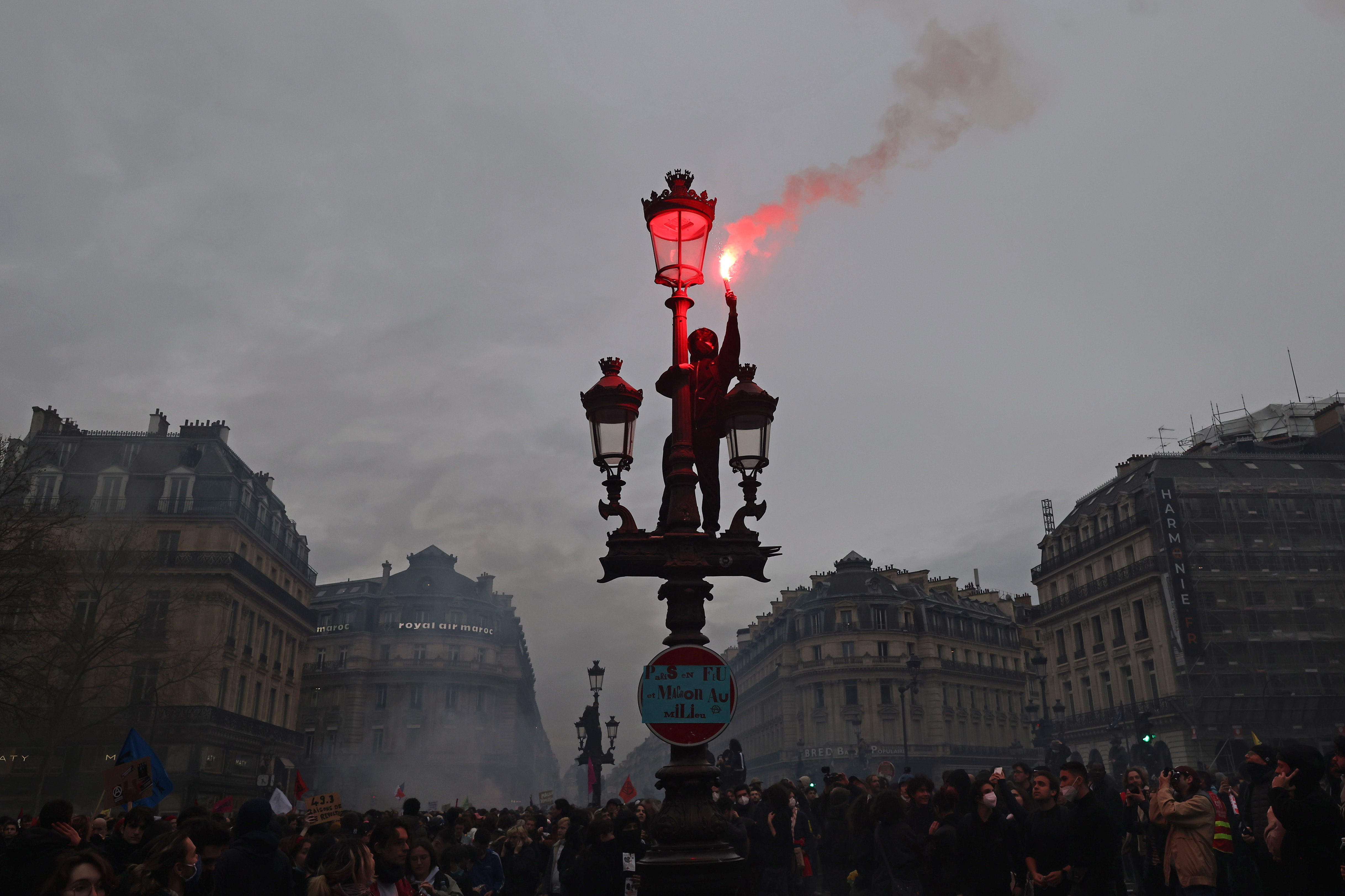 Francia: protestas por reforma pensional continúan, pero Macron se mantiene firme