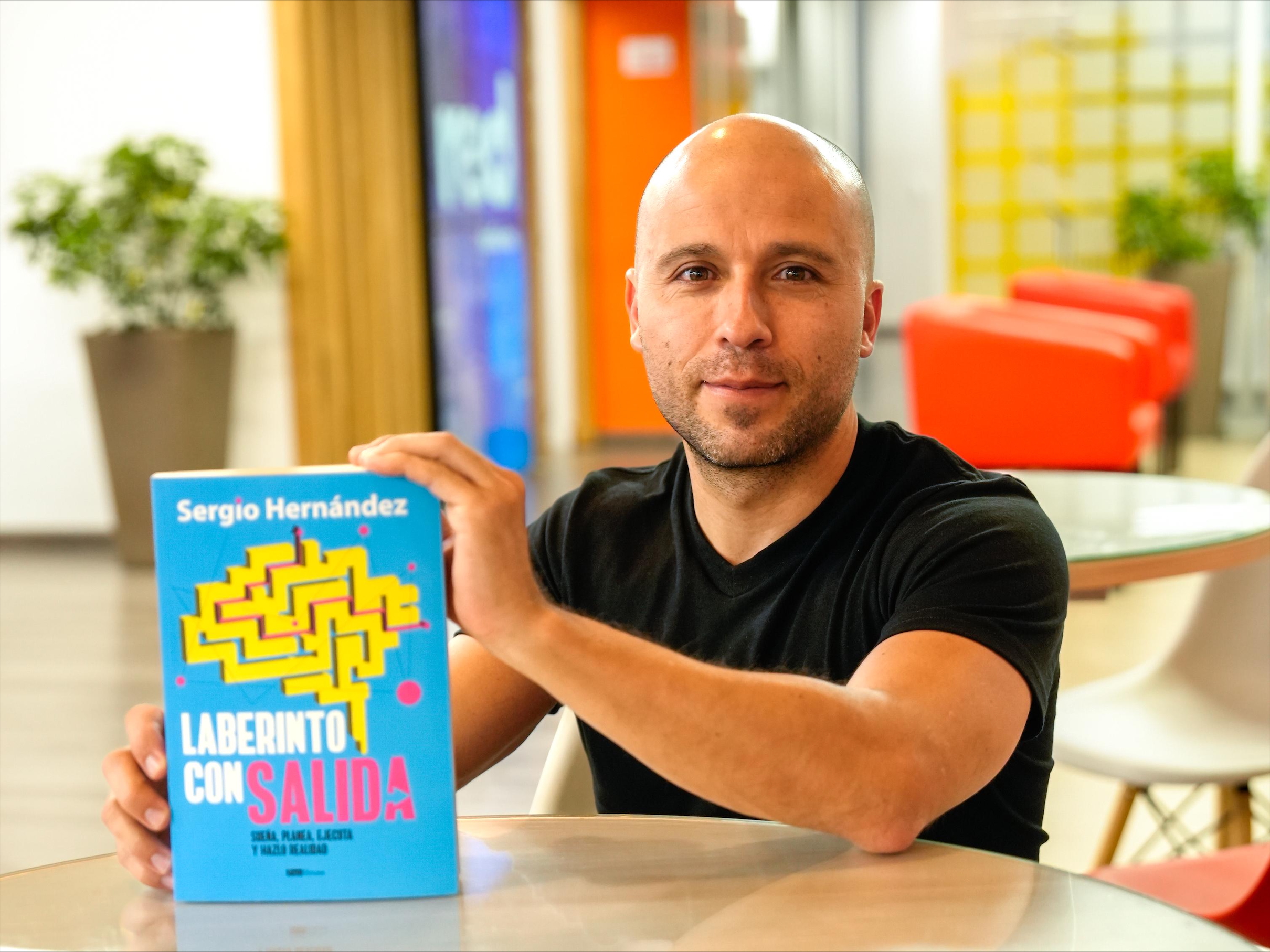 Sergio Hernández presenta “Laberinto con salida”, una guía de cambio y liderazgo
