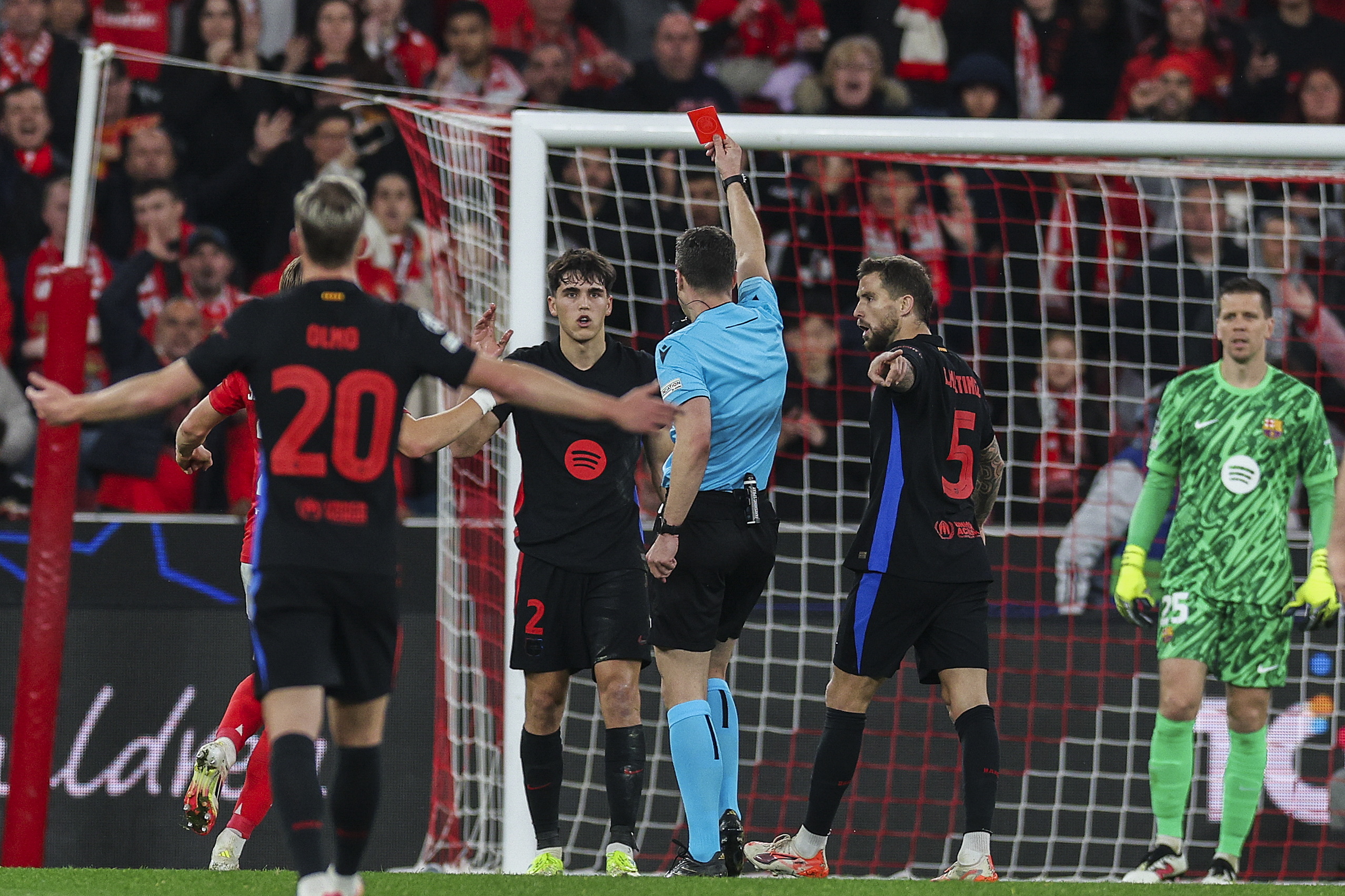 La roja a Cubarsí que casi le cuesta el partido a Barcelona en Champions: video
