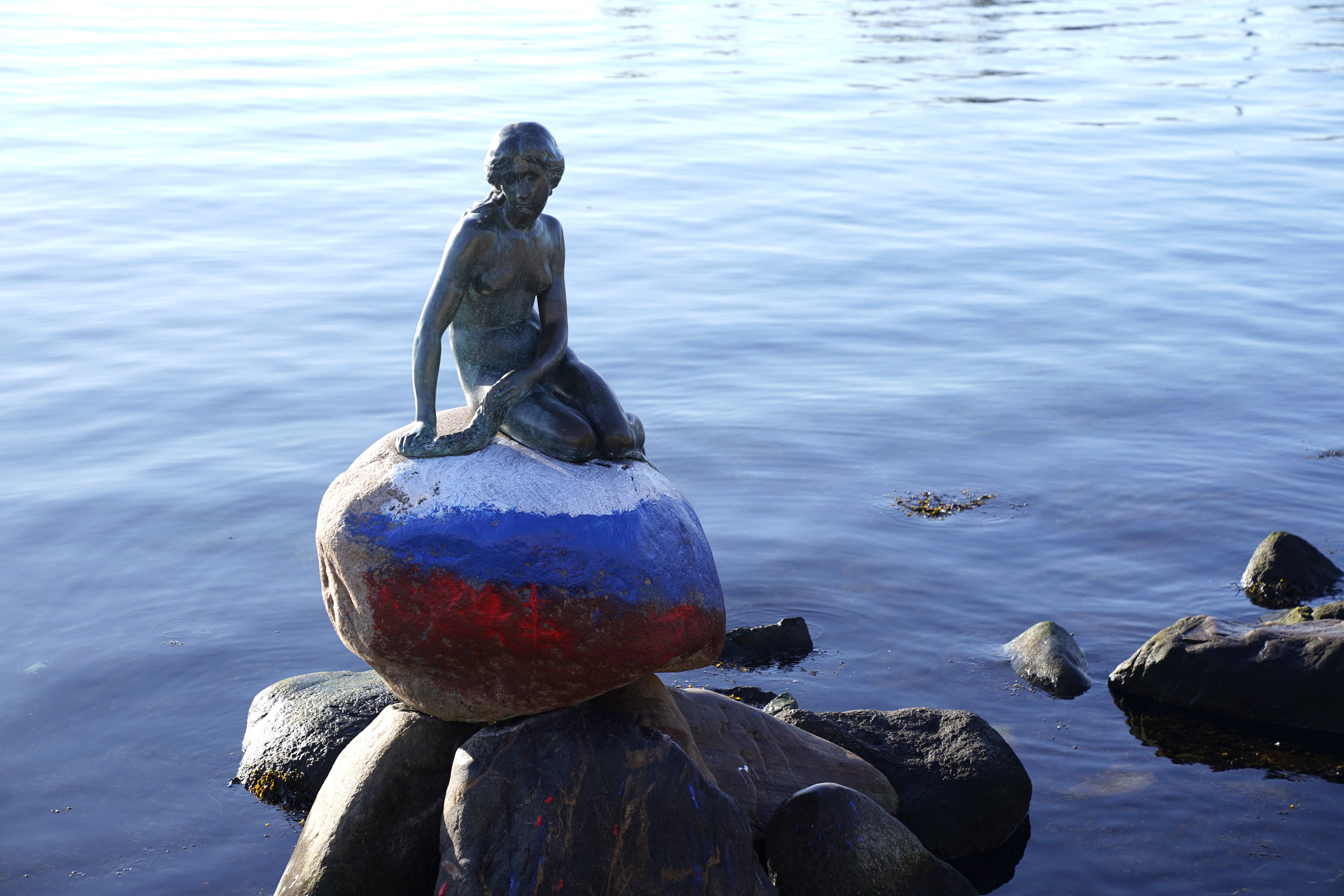 Vandalizan la escultura de la Sirenita de Copenhague pintando una bandera rusa