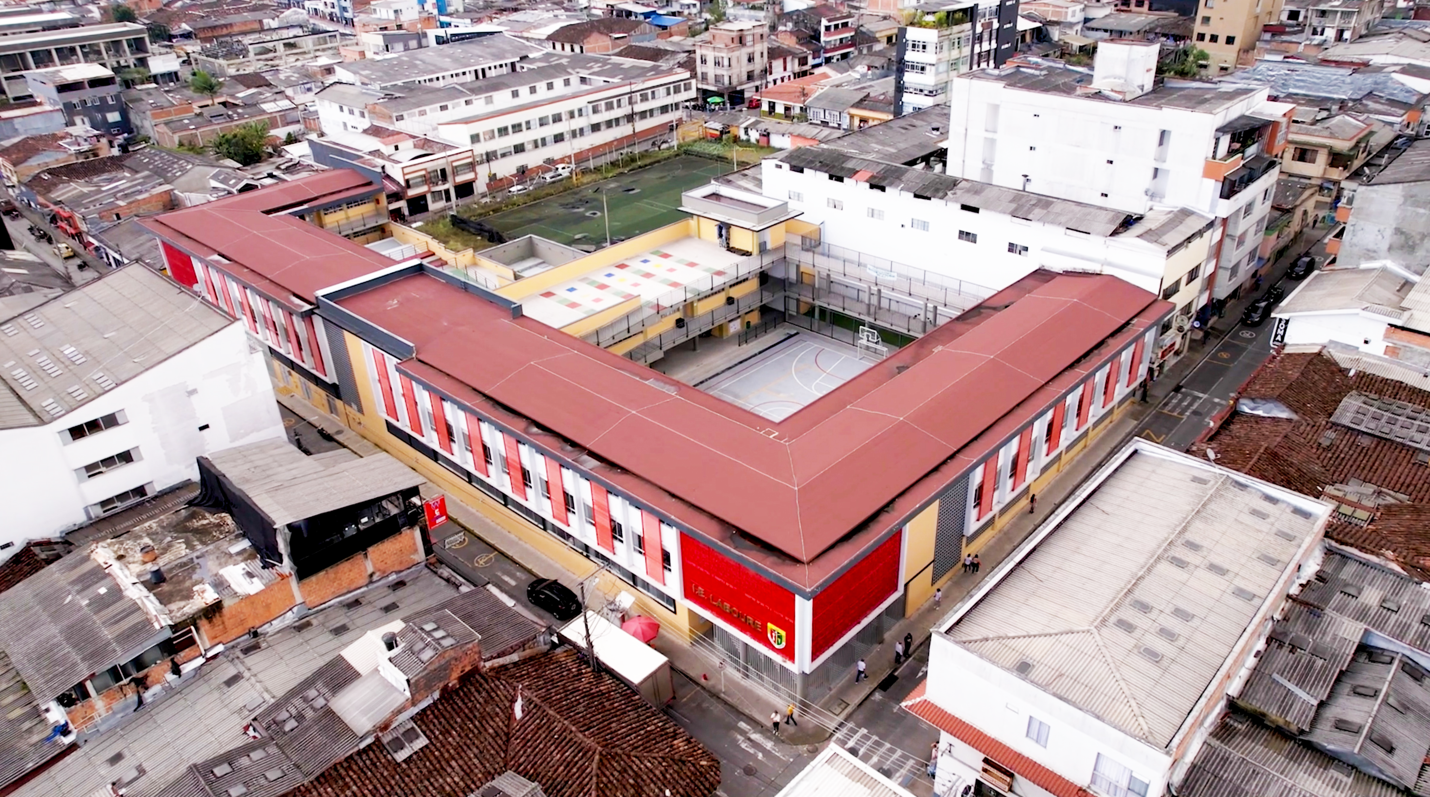 El colegio está en un terreno de 4.681 metros cuadrados.
