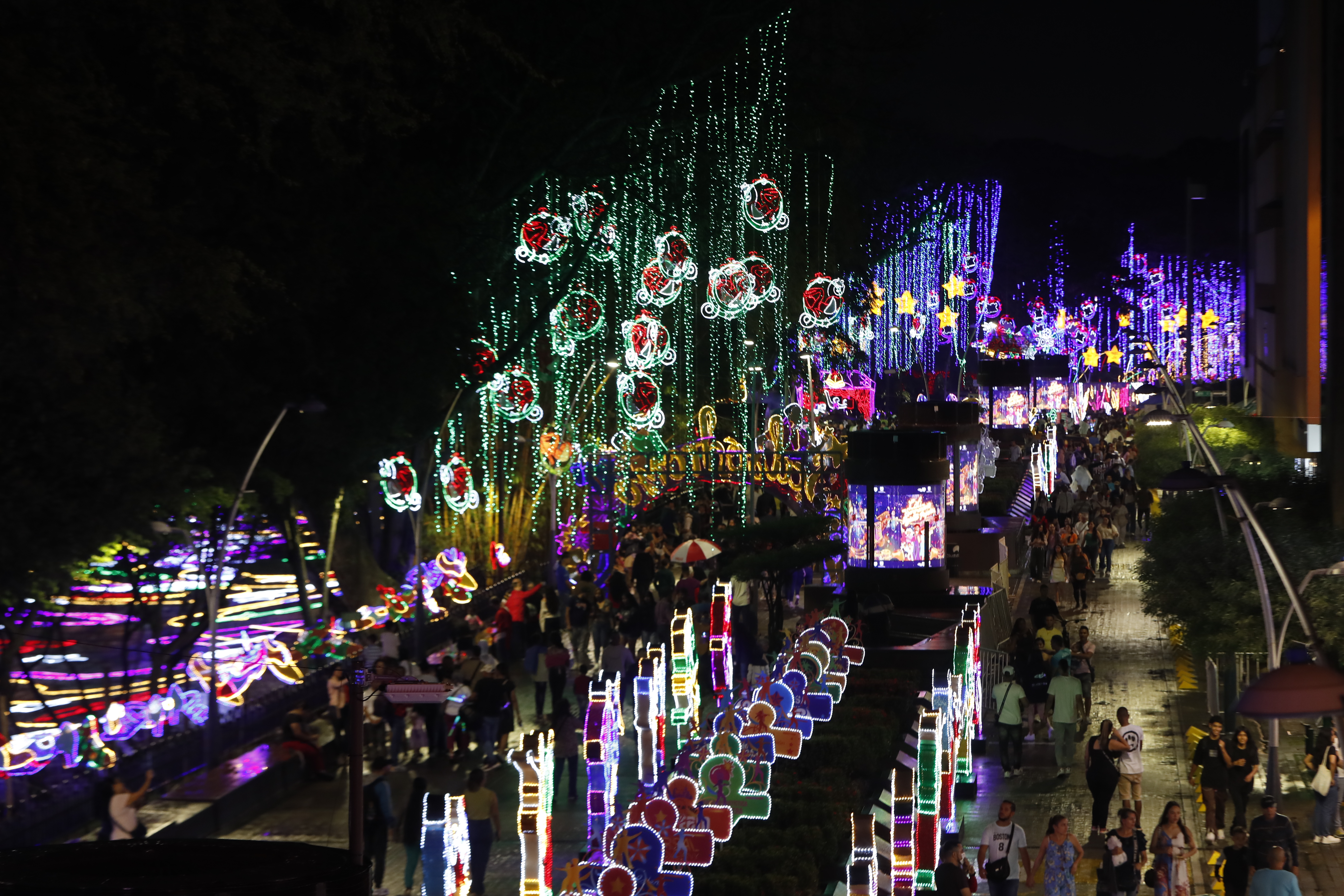 AME2564. CALI (COLOMBIA), 06/12/2023.- Fotografía que muestra el alumbrado navideño hoy en Cali (Colombia). El tradicional Bulevar del Río Cali es el lugar escogido para que los caleños y visitantes, disfruten con las luces que adornan este espacio, con figuras alusivas a la salsa. EFE/Ernesto Guzmán