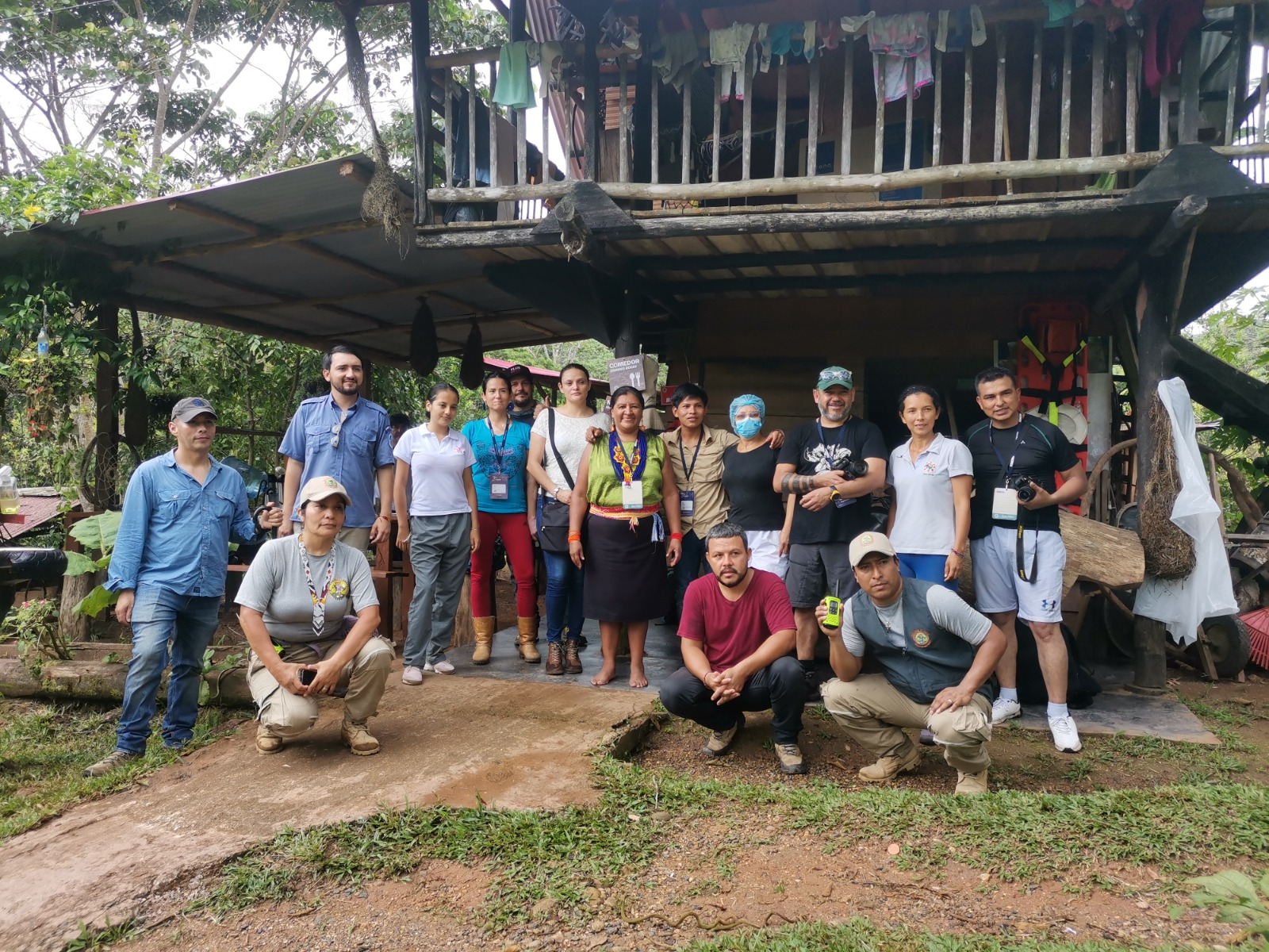 Nora Muyuy acompañada de turistas y otros indígenas de su comunidad.