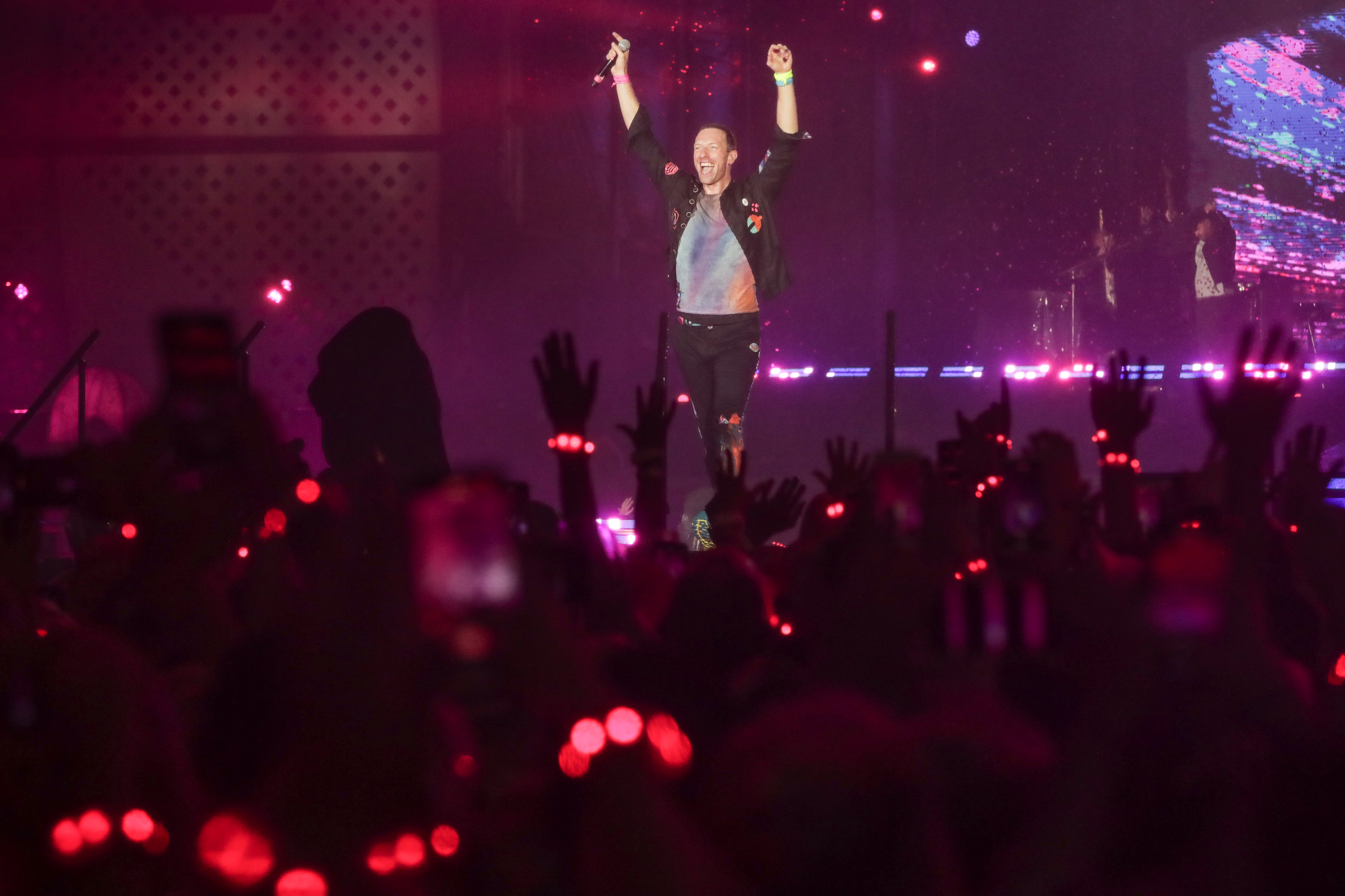 AME6180. RÍO DE JANEIRO (BRASIL), 10/09/2022.- Chris Martin, vocalista de la banda británica Coldplay, se presenta hoy en el festival de música Rock in Rio 2022, en la ciudad de Río de Janeiro (Brasil). Rock in Río, considerado el evento musical y de entretenimiento más grande del mundo, ha ofrecido en 37 años de vida 21 ediciones en Río, Lisboa, Madrid y Las Vegas, a las que han asistido más de 10 millones de espectadores. La actual edición se realiza nuevamente en Río de Janeiro, ciudad en la que nació en 1985. EFE/ André Coelho
