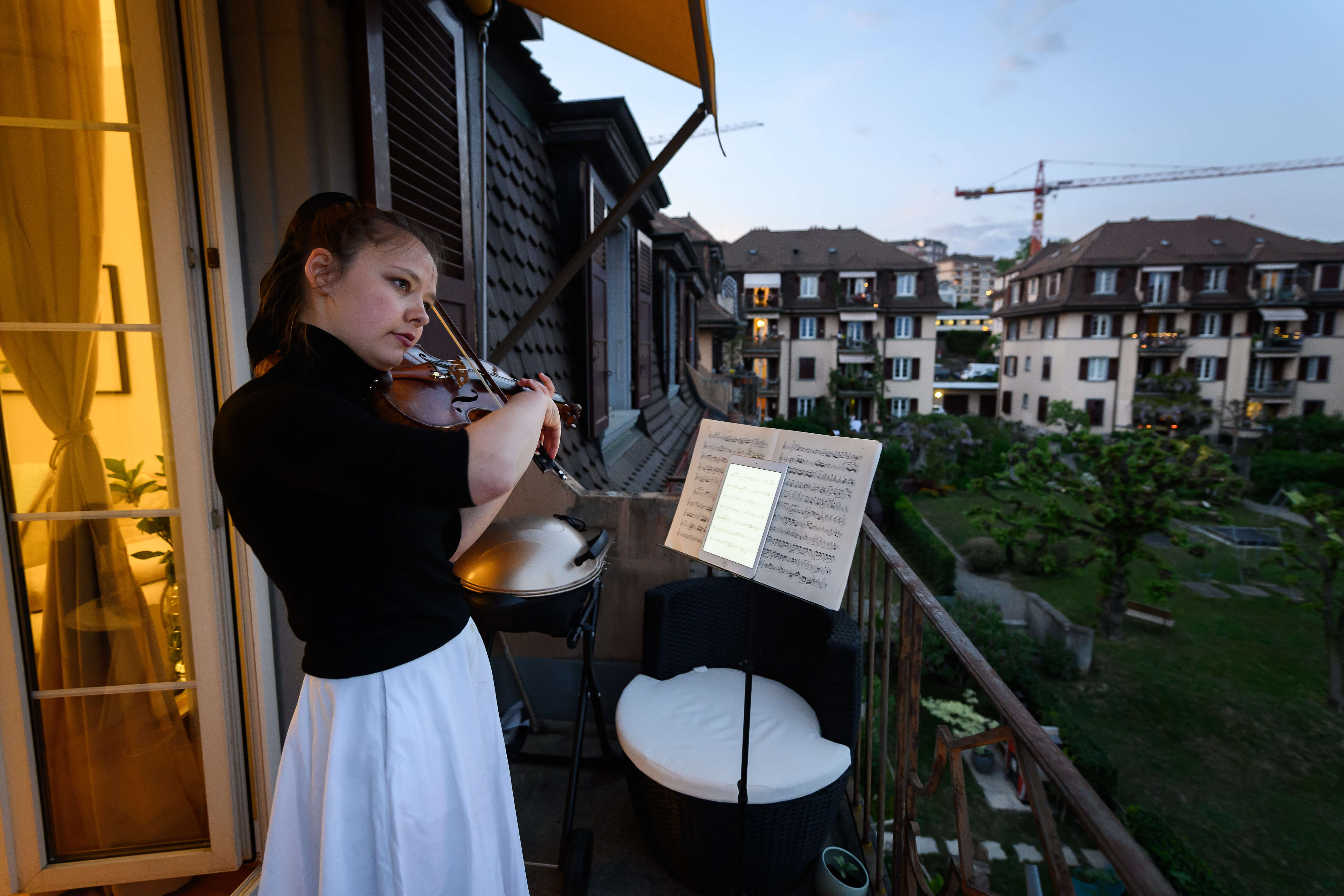 La violinista Alexandra Conunova «salva almas» desde su balcón en Suiza