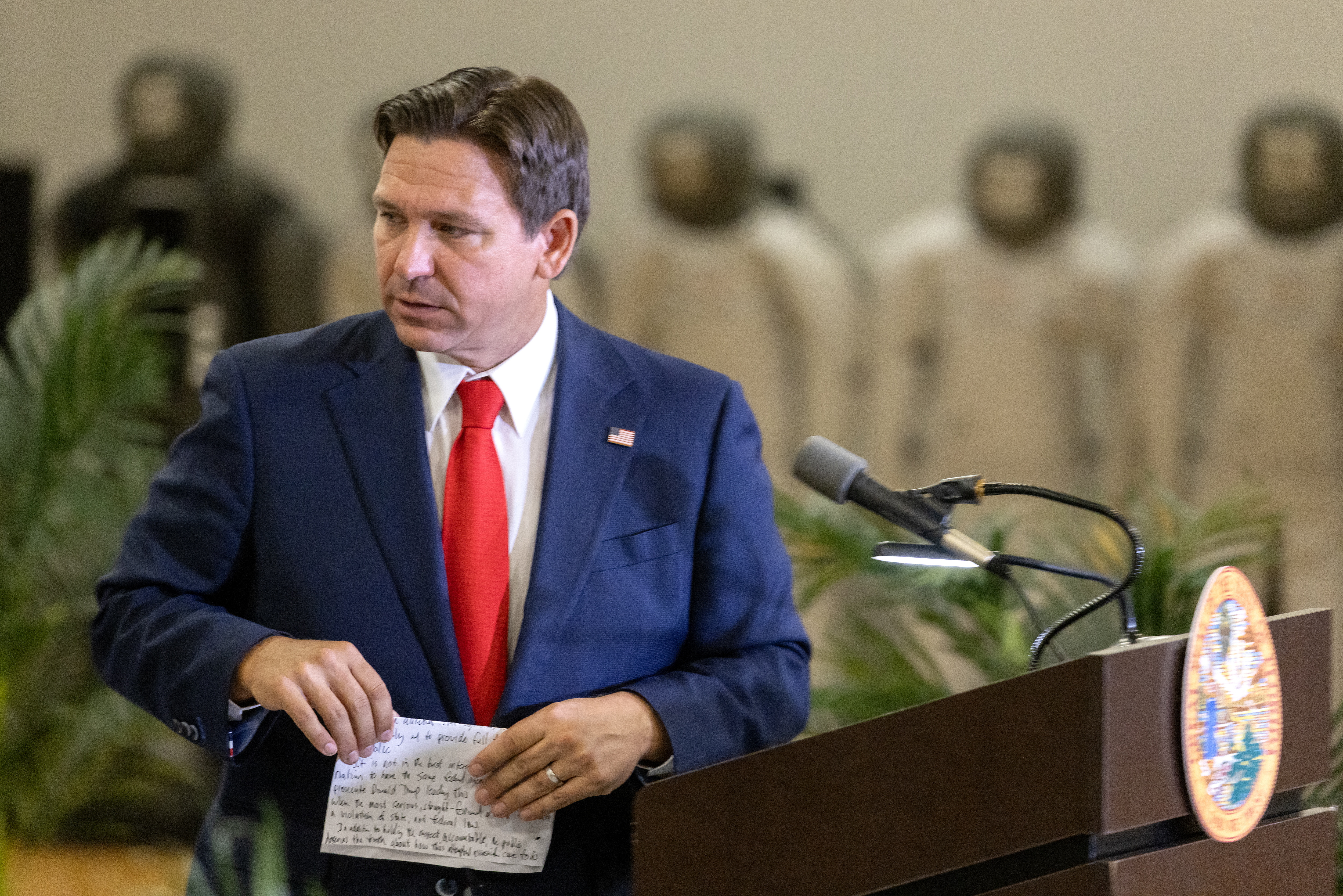 En el ojo del huracán: ¿cómo Milton se volvió una guerra política en Florida?