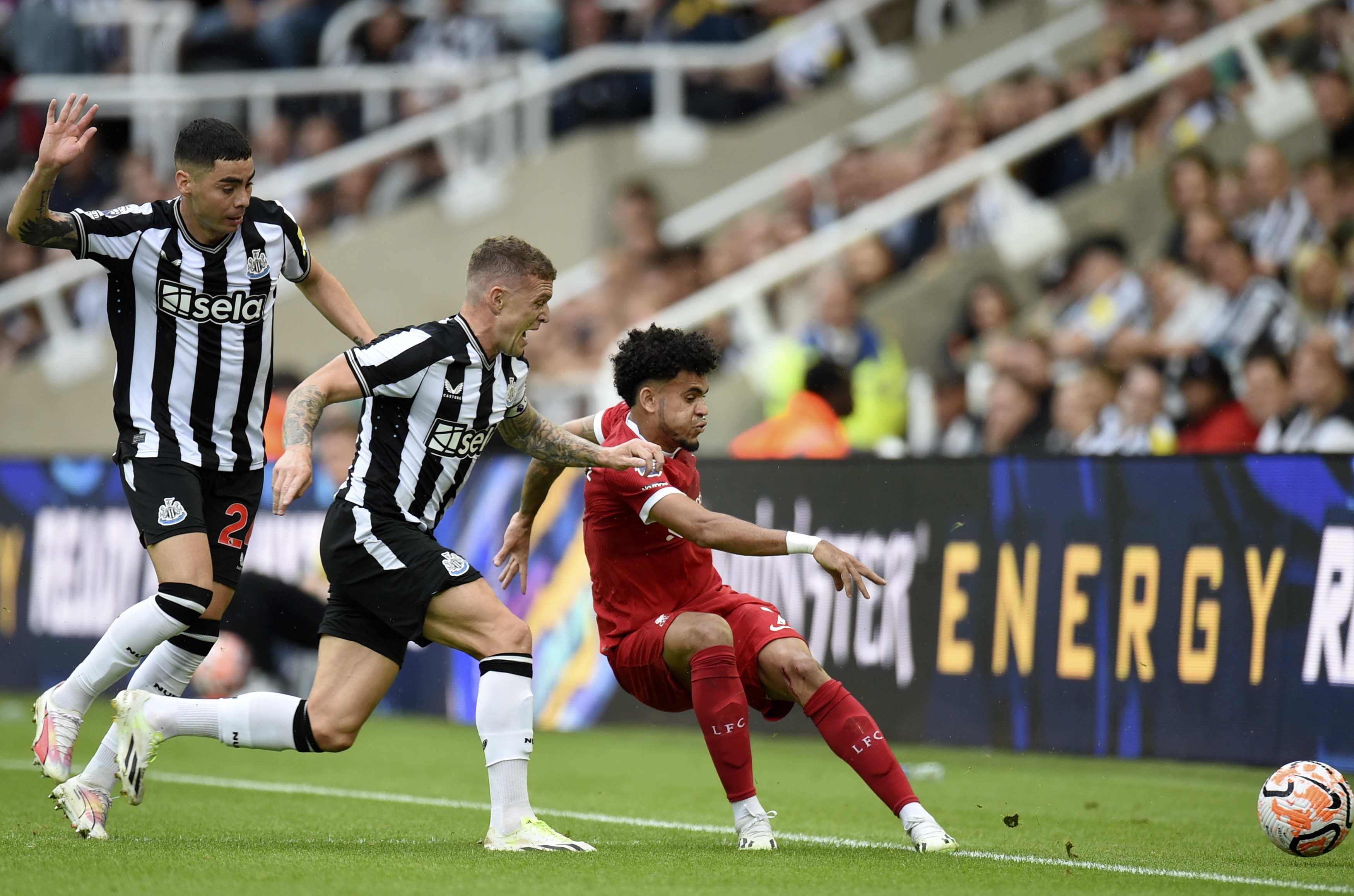 Newcastle (United Kingdom), 27/08/2023.- Miguel Almiron (L) and Kieran Trippier (C) of Newcastle in action against Luis Diaz (R) of Liverpool during the English Premier League match between Newcastle United and Liverpool FC in Newcastle, Britain, 27 August 2023. (Reino Unido) EFE/EPA/PETER POWELL EDITORIAL USE ONLY. No use with unauthorized audio, video, data, fixture lists, club/league logos or 'live' services. Online in-match use limited to 120 images, no video emulation. No use in betting, games or single club/league/player publications.