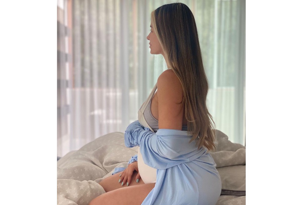 “Dios es tan maravilloso que en esta época de mi vida, en plena gestación, me hace sentir como si fuera una superhéroe, con solo saber que crece una vida dentro de mí, que le entrego todo, mi cuerpo, mi ser, mi corazón… Wow, LA VIDA, sí que es un verdadero milagro”, posteó Cristina en una foto donde muestra lo mucho que ha crecido su bebé dentro de su ‘barriguita’.