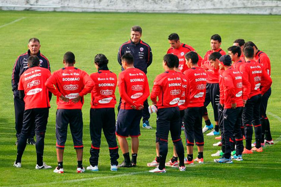 DT de Chile ensaya formación que presentaría ante Colombia