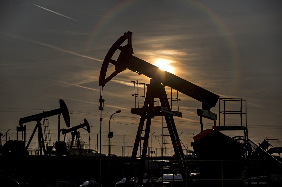 El precio del petróleo ha caído 50% desde julio de 2014. / Bloomberg