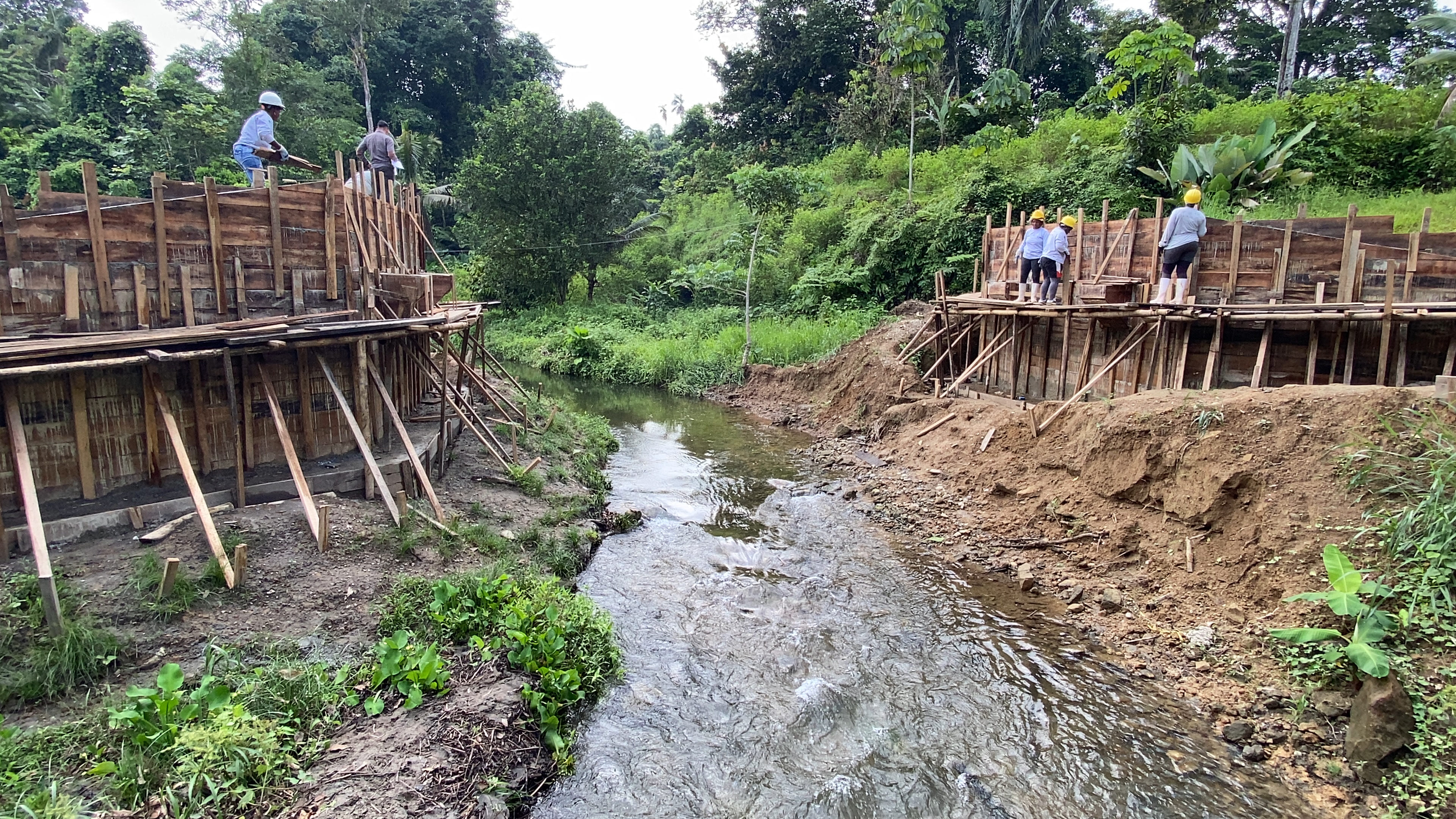 Avanzando hacia la equidad: Mujeres lideran la construcción de un puente en Tumaco