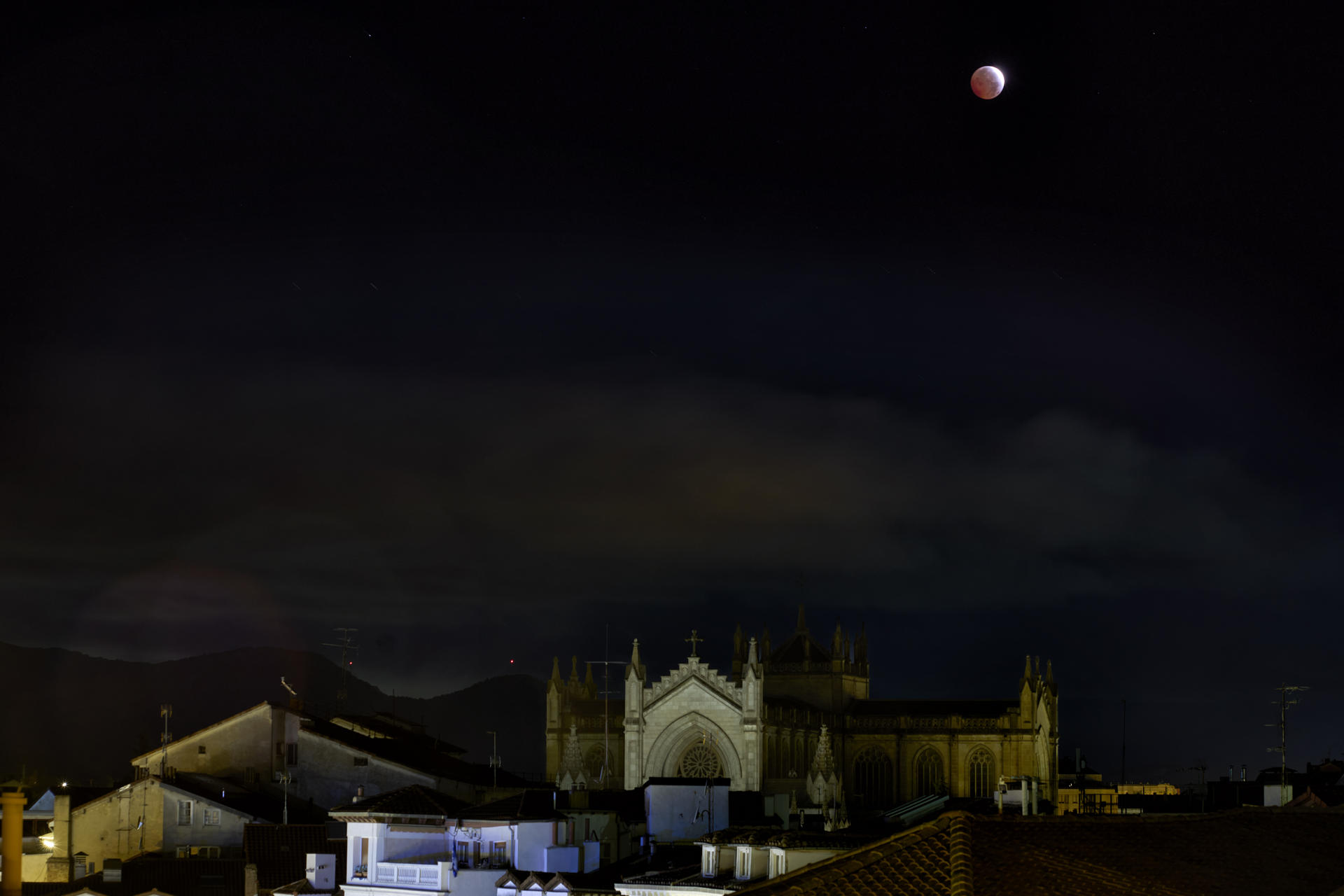 Fase máxima del eclipse lunar parcial vista sobre la Catedral de Santa María Inmaculada de la capital vasca de Vitoria-Gasteiz.